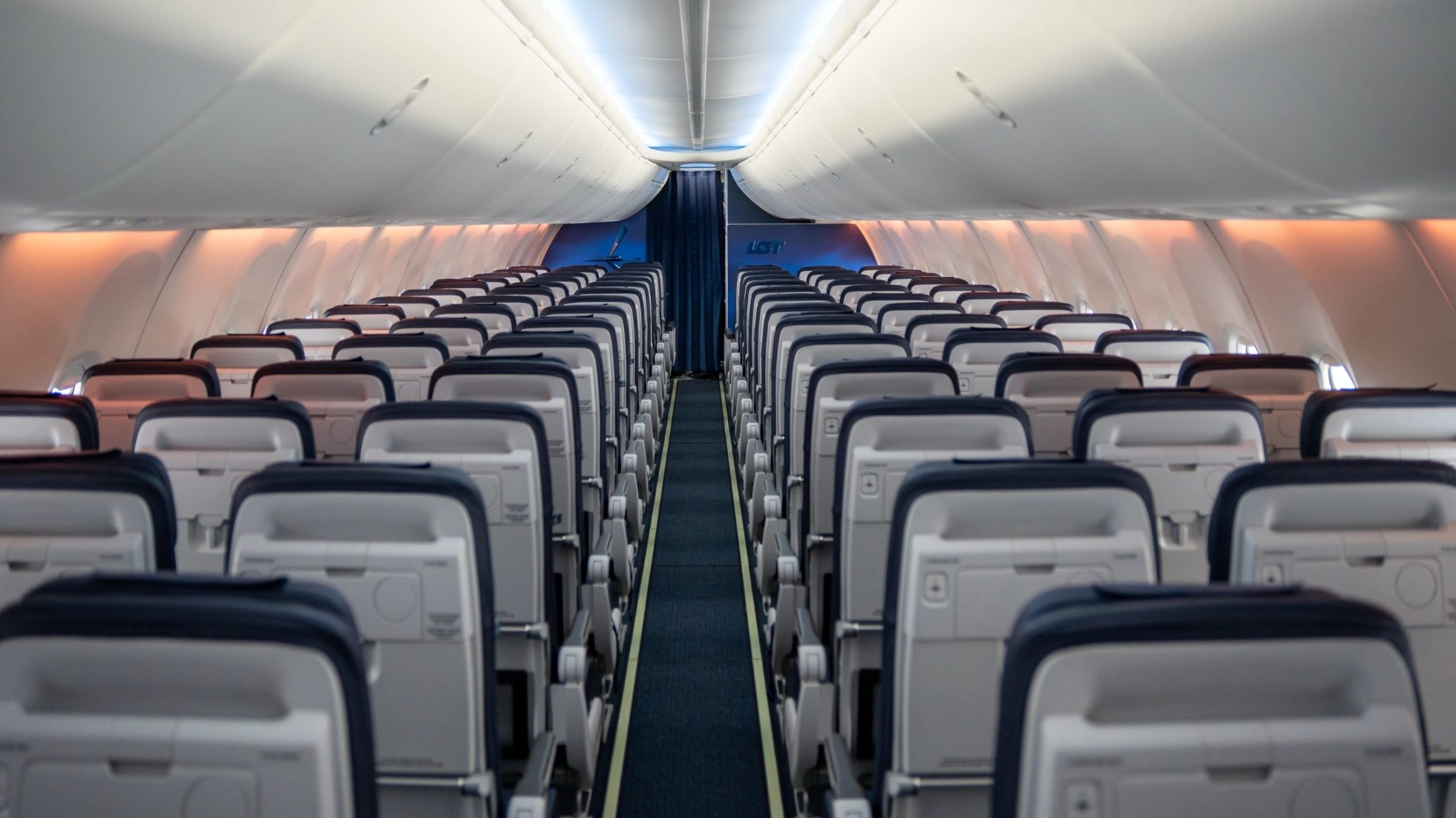 Nowa kabina Boeing 737 MAX 8 - rząd foteli w układzie 3:3