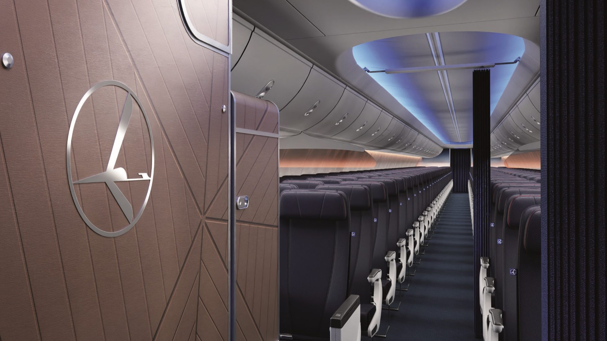 Wnętrze samolotu Boeing 737 MAX 8 - ścianka w brązowym kolorze ze srebrnym logiem żurawia, rząd foteli oraz niebiesko-pomarańczowe oświetlenie sufitu