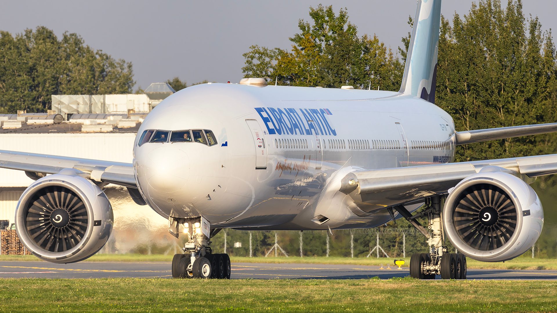Boeing 777 Euroatlantic operujący dla LOT-u, kołujący przed odlotem w słoneczny wieczór.