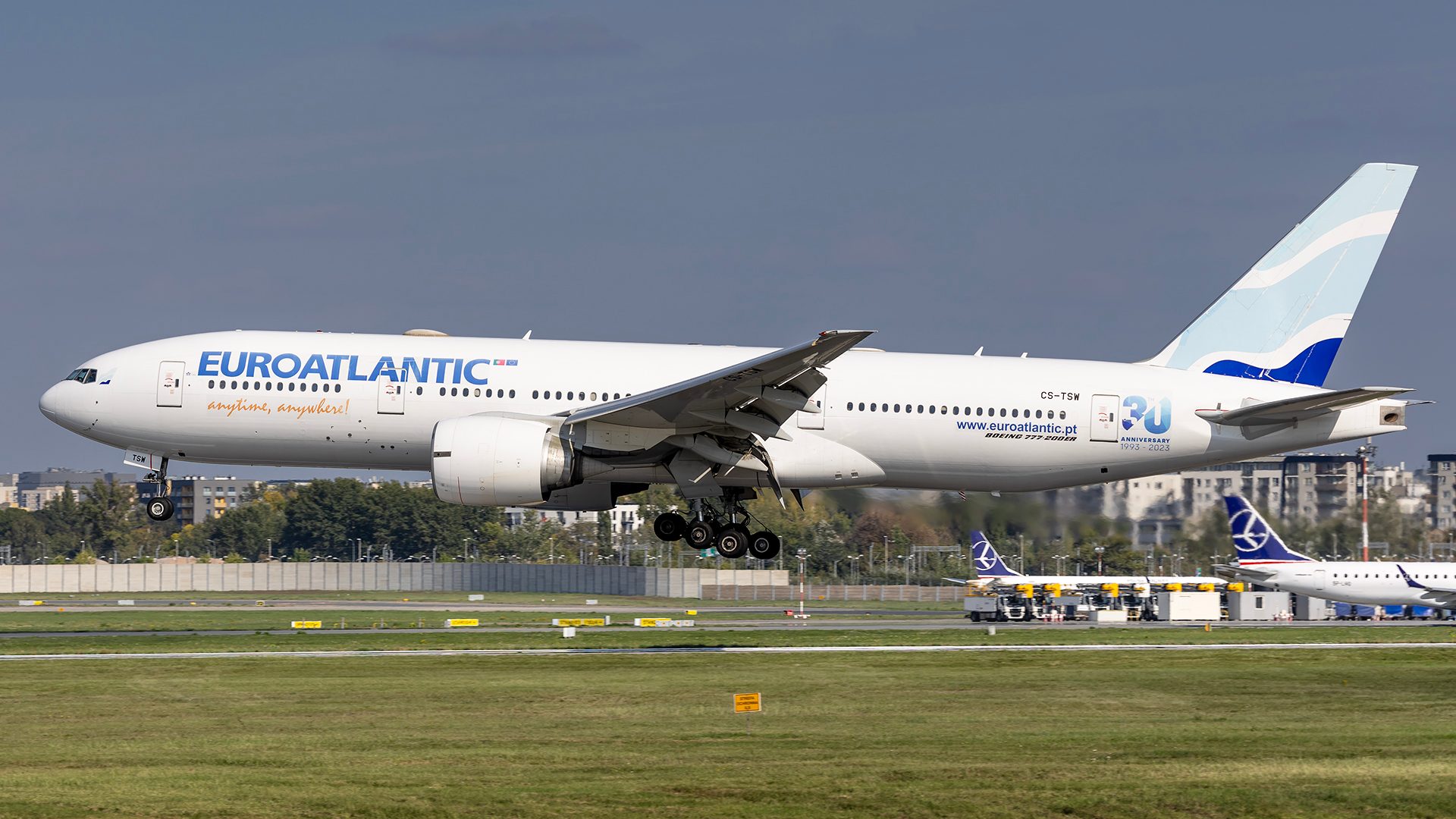 Boeing 777 Euroatlantic obsługujący LOT na Lotnisku Chopina w Warszawie.