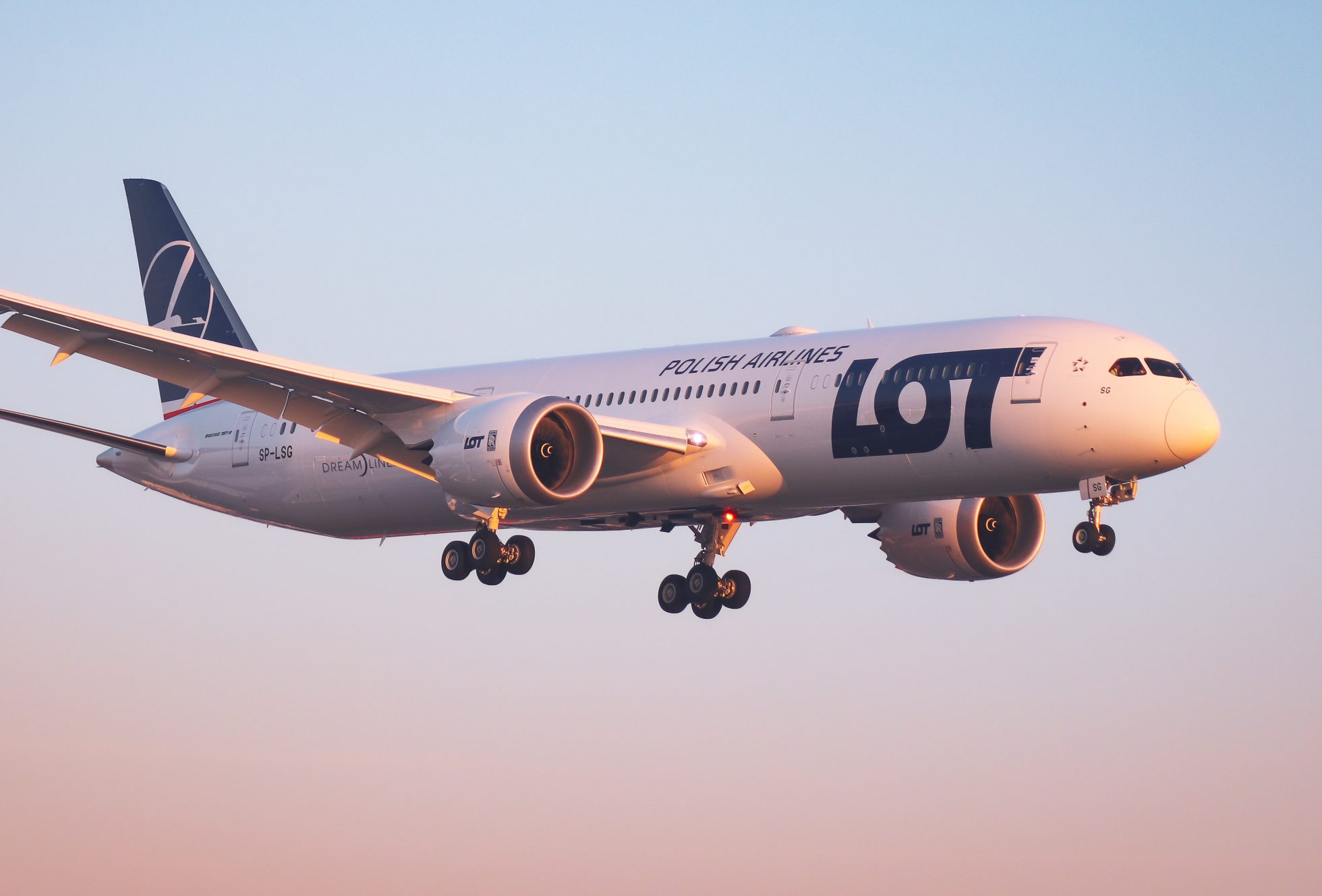 Boeing 787 Dreamliner lądujący na Lotnisku Chopina o wschodzie słońca