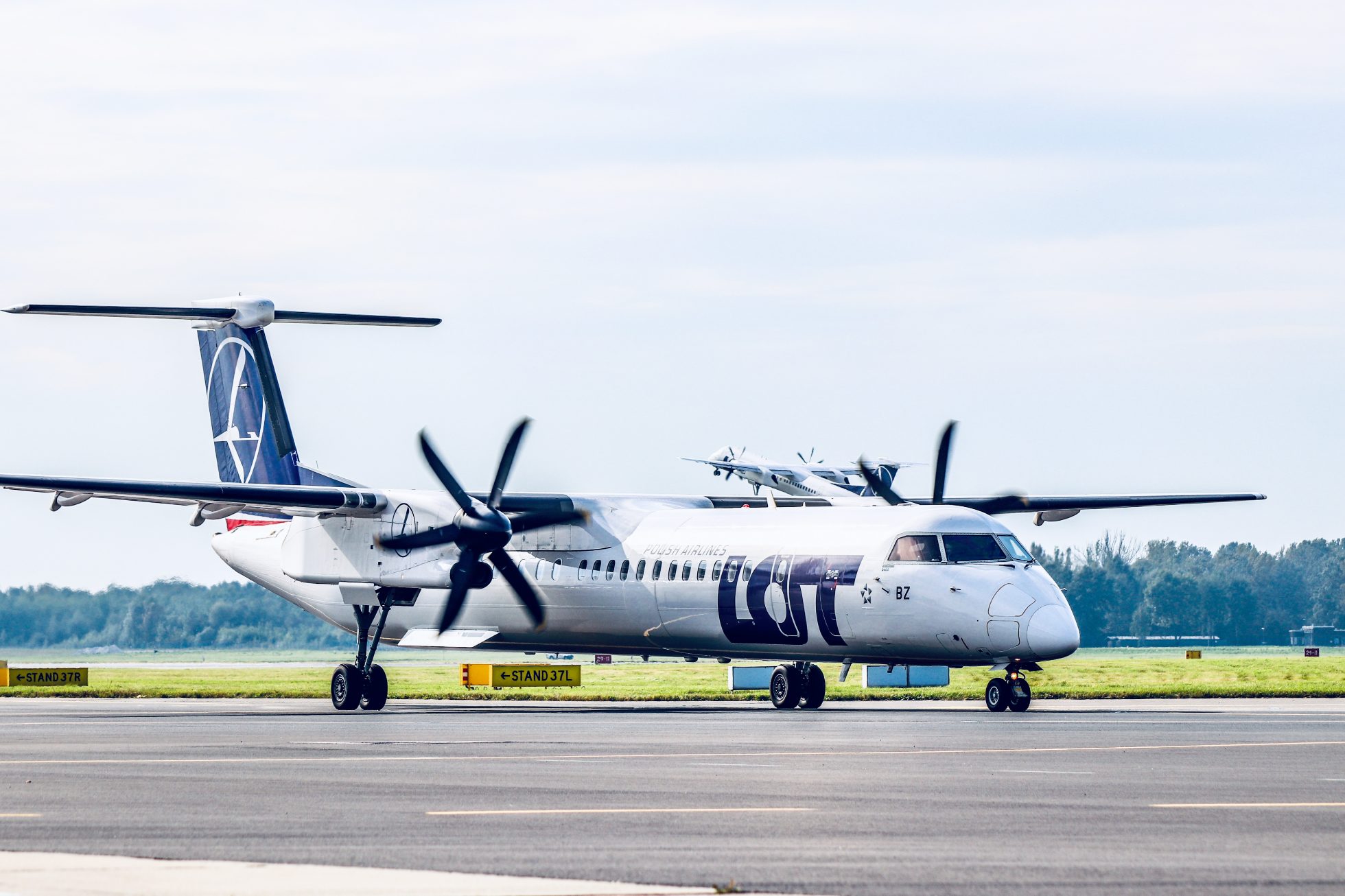 Bombardier q400 kołujący na Lotnisku Chopina
