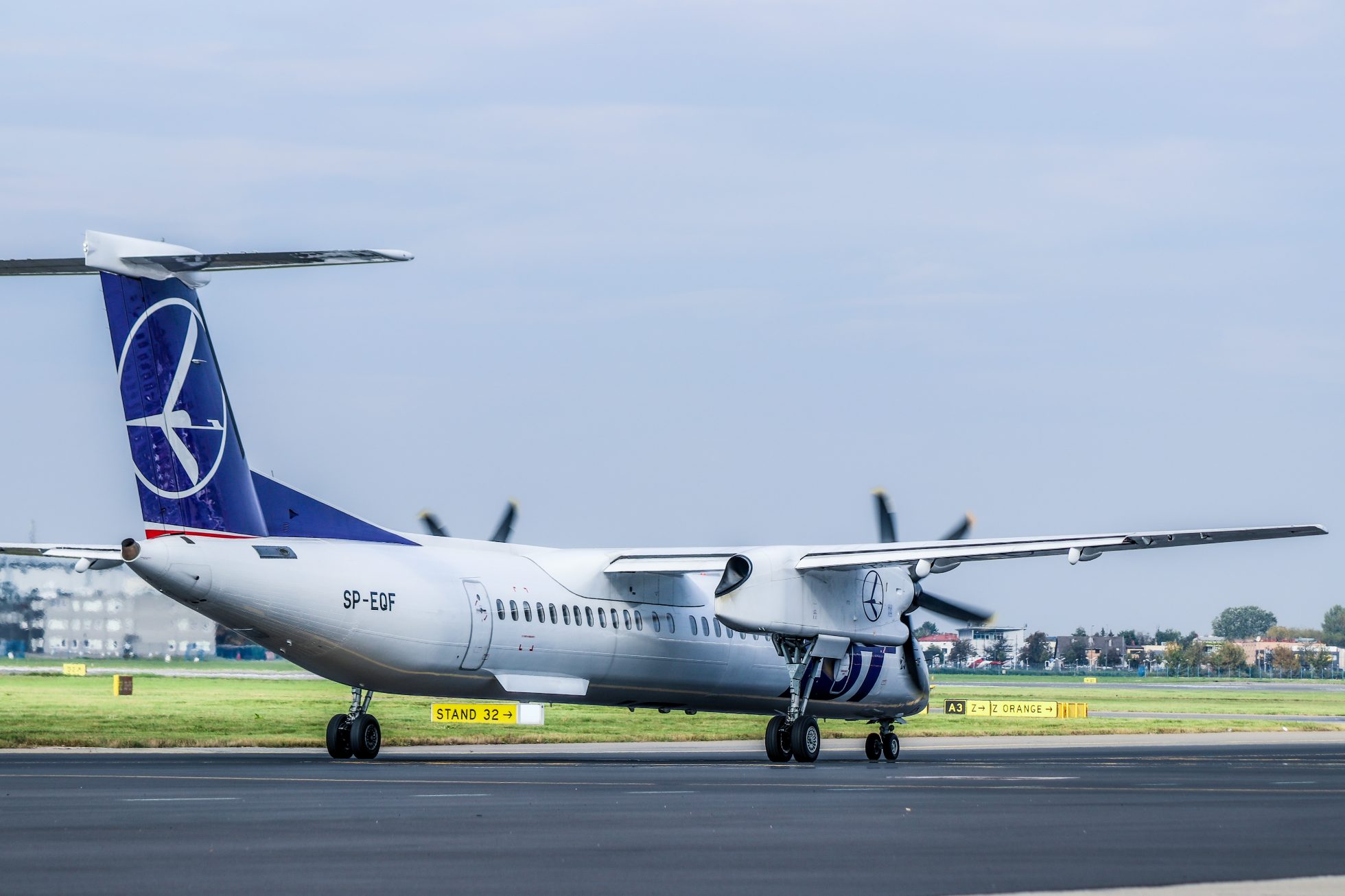 Bombardier q400 kołujący na Lotnisku Chopina