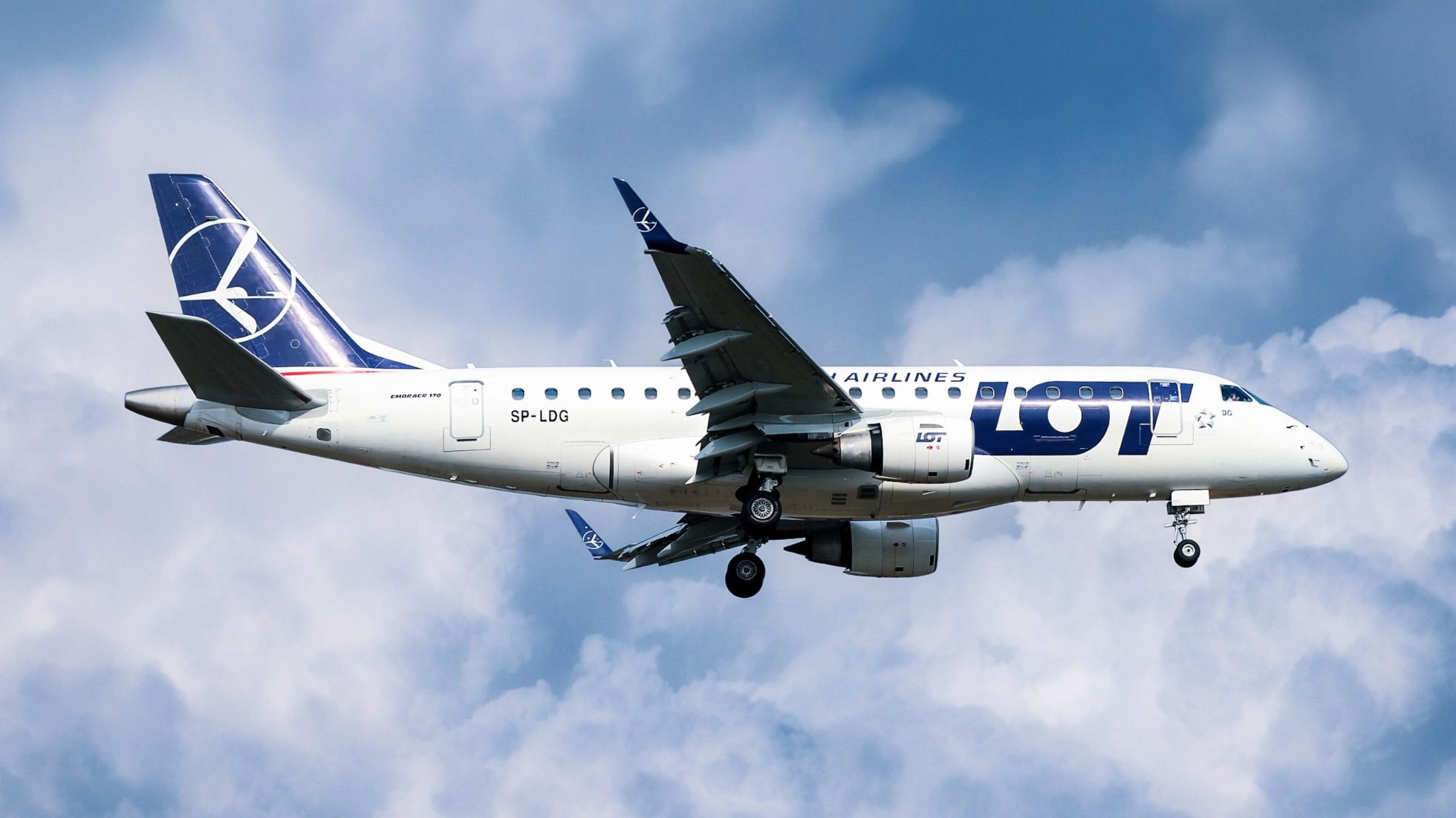 Samolot Embraer 170 podchodzi do lądowania na lotnisku.
