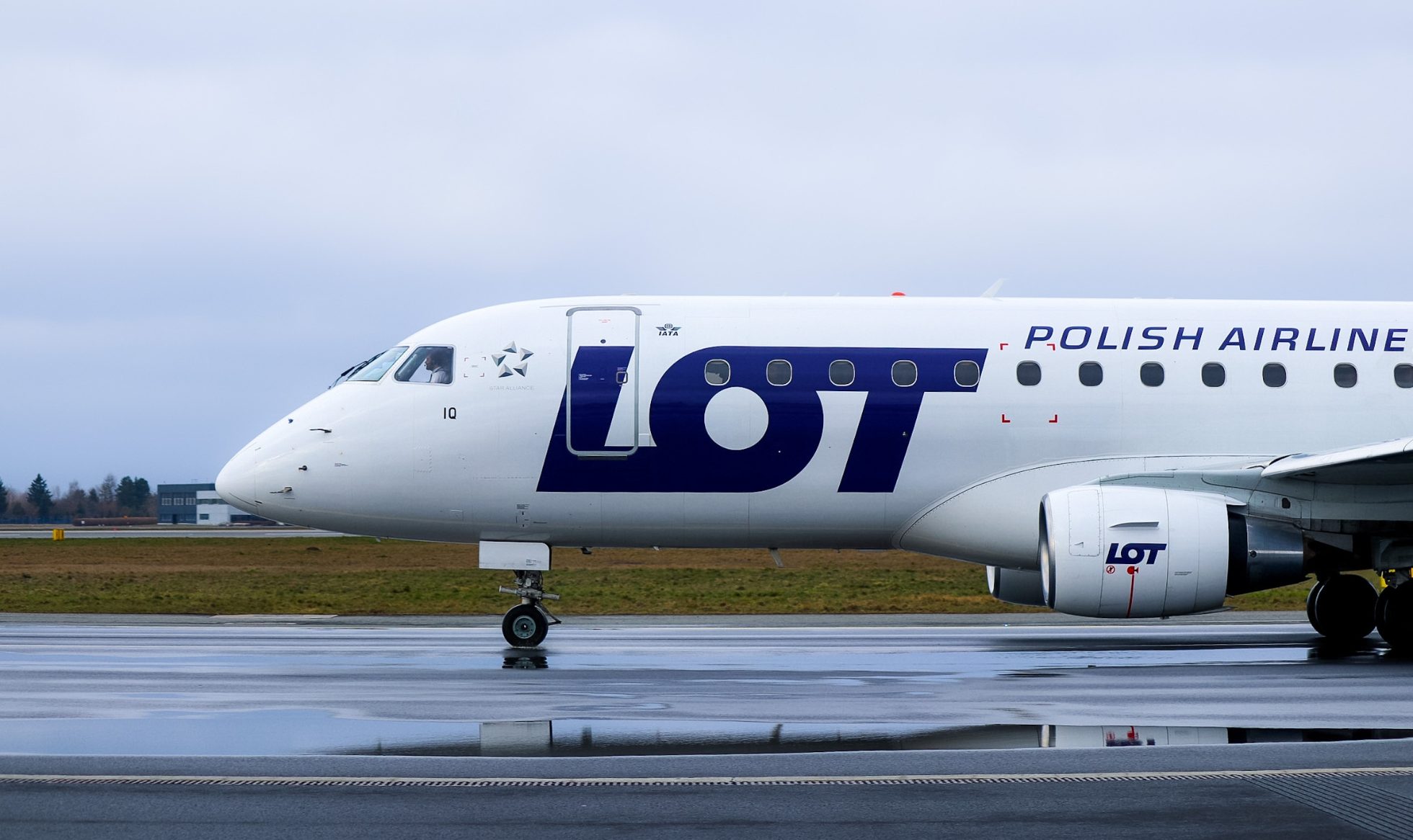 Embraer 175 kołujący na Lotnisku Chopina