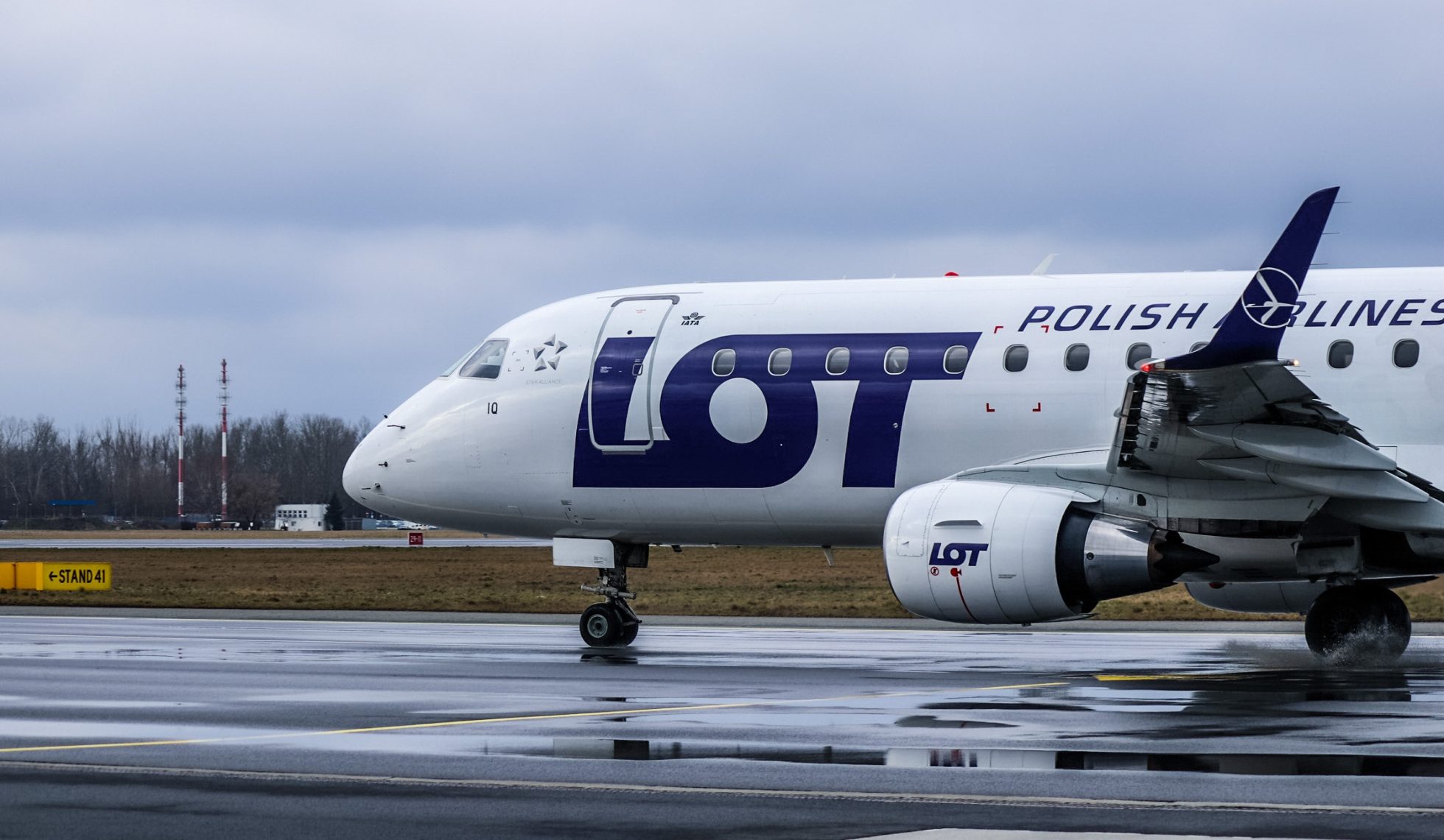 Embraer 175 kołujący na Lotnisku Chopina