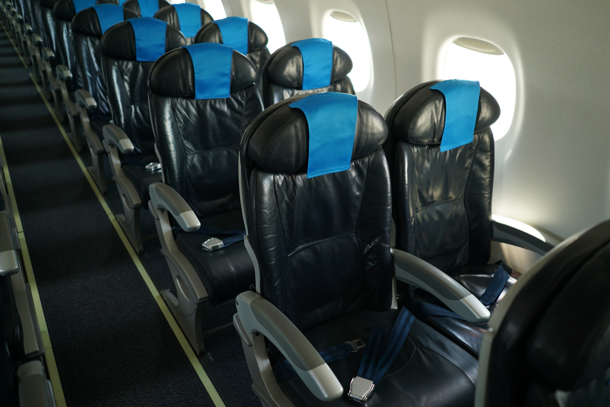fotele klasy ekonomicznej w samolocie Embraer 195