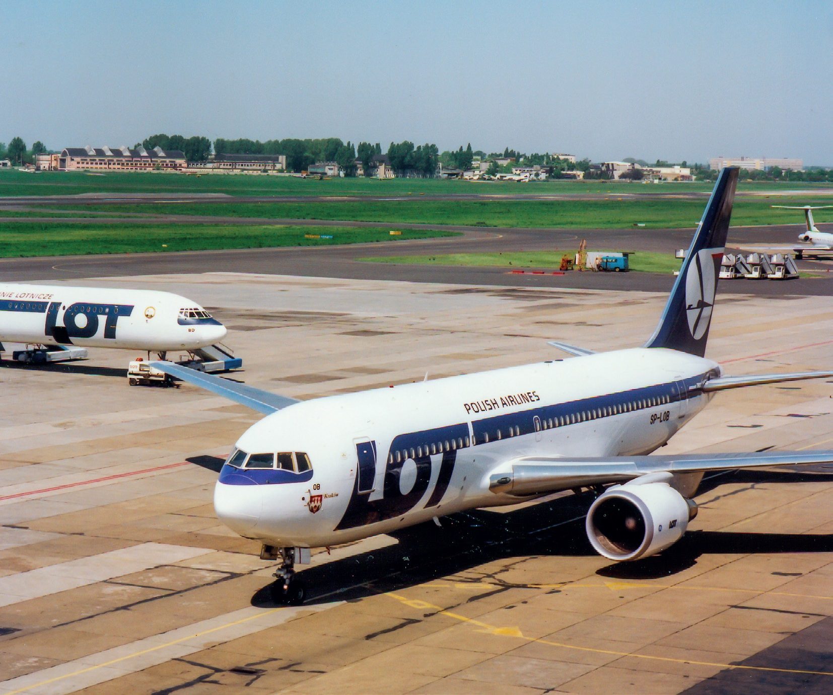 Samolot B-767-200 na pasie startowym