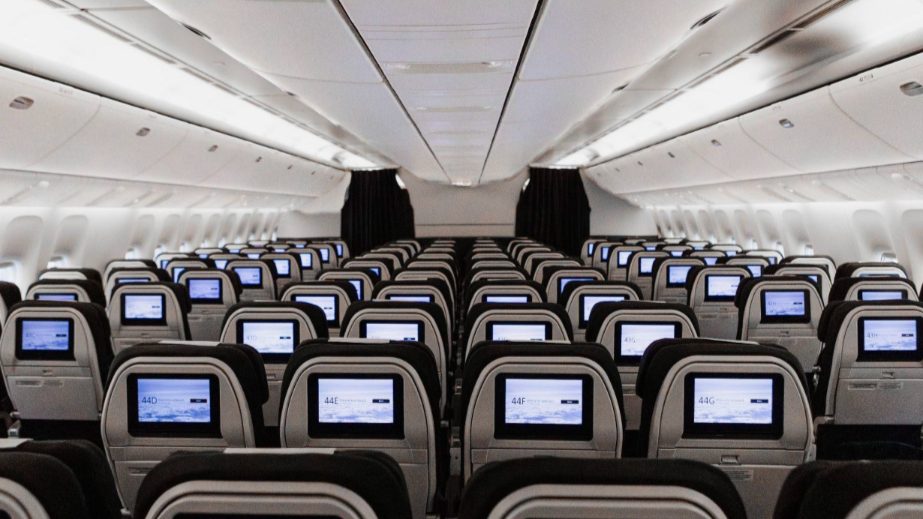 Kabina Economy Class w układzie foteli 3:4:3 z monitorkami rozrywki pokładowej