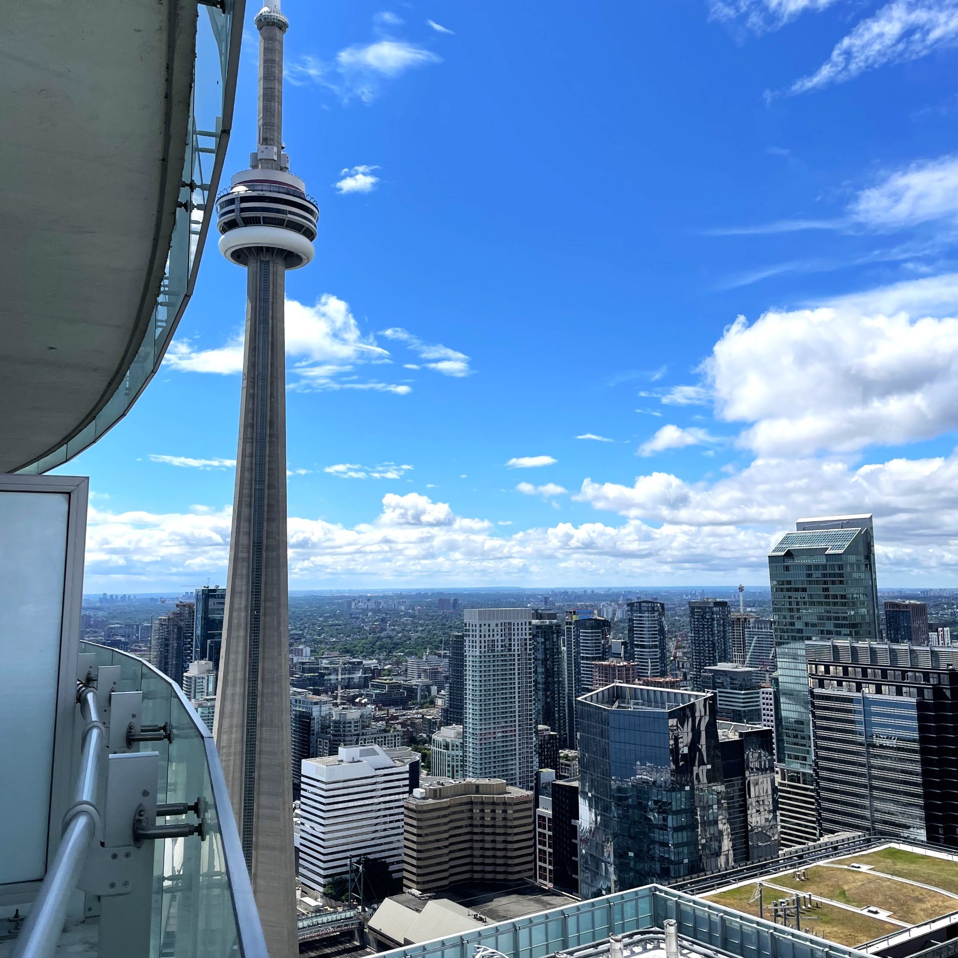 widok z apartamentu na CN Tower w Toronto