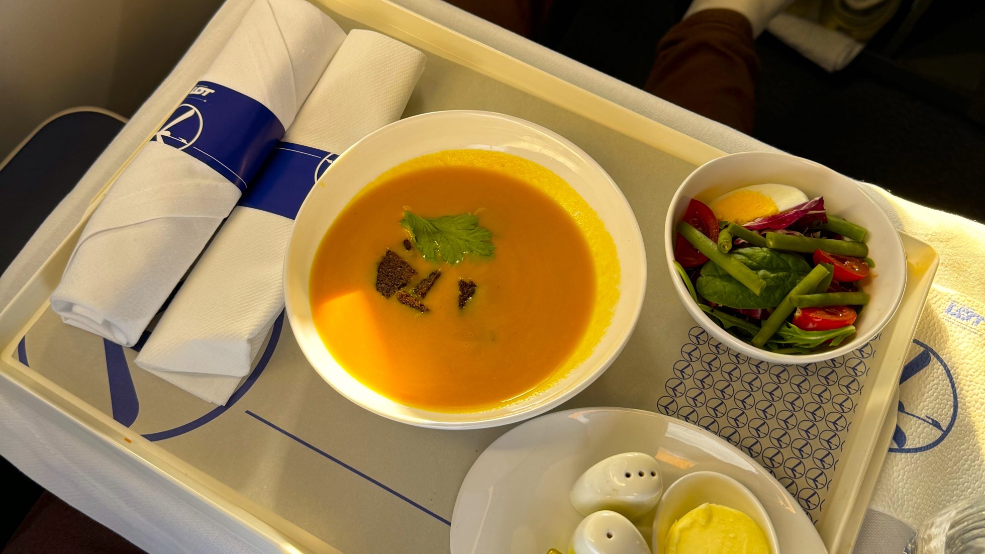 Posiłek w klasie biznesowej LOT - zupa marchewkowa z imbirem i sałatka sezonowa