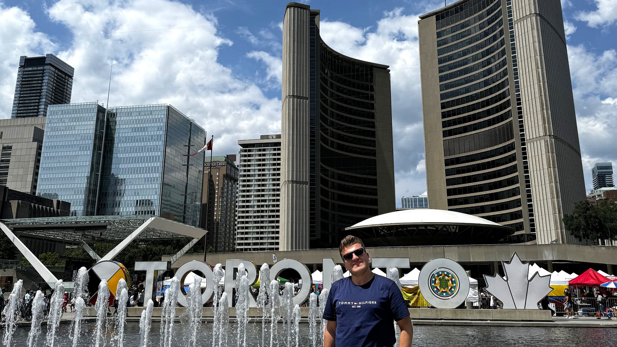 Ratusz w Toronto w słoneczny dzień