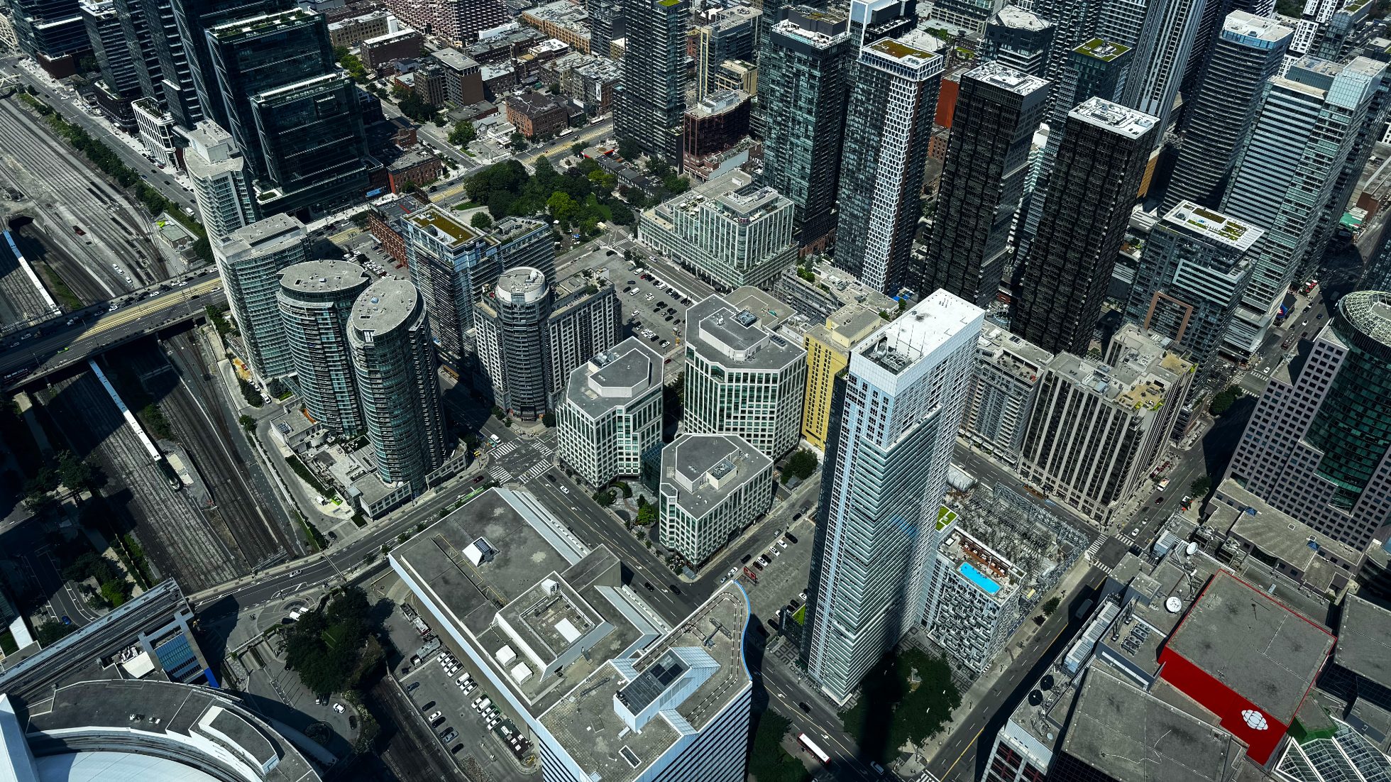 Panoramiczny widok na miasto z wieży CN w Toronto w słoneczny dzień.