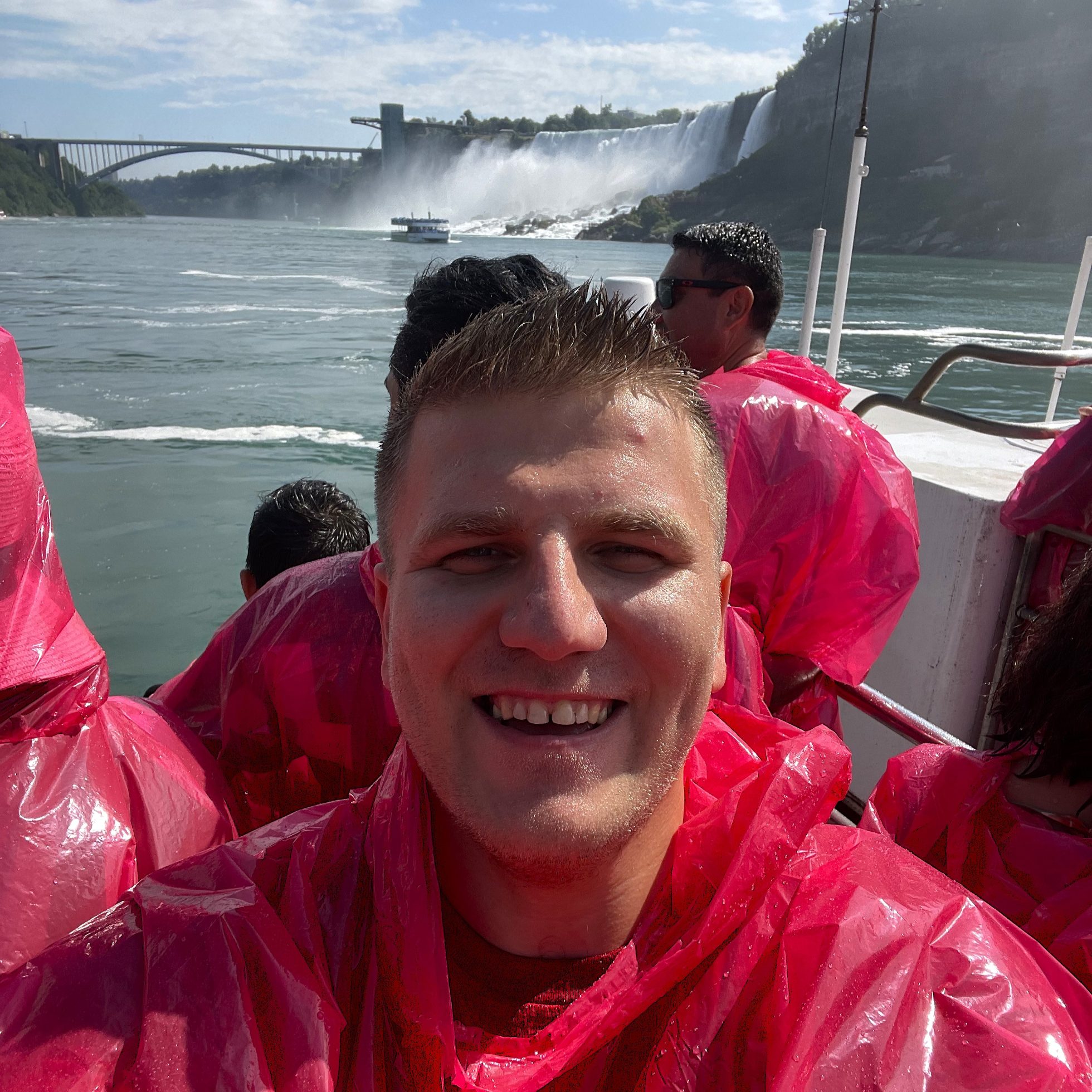 Mężczyzna w pelerynie na łodzi na wodospadzie Niagara