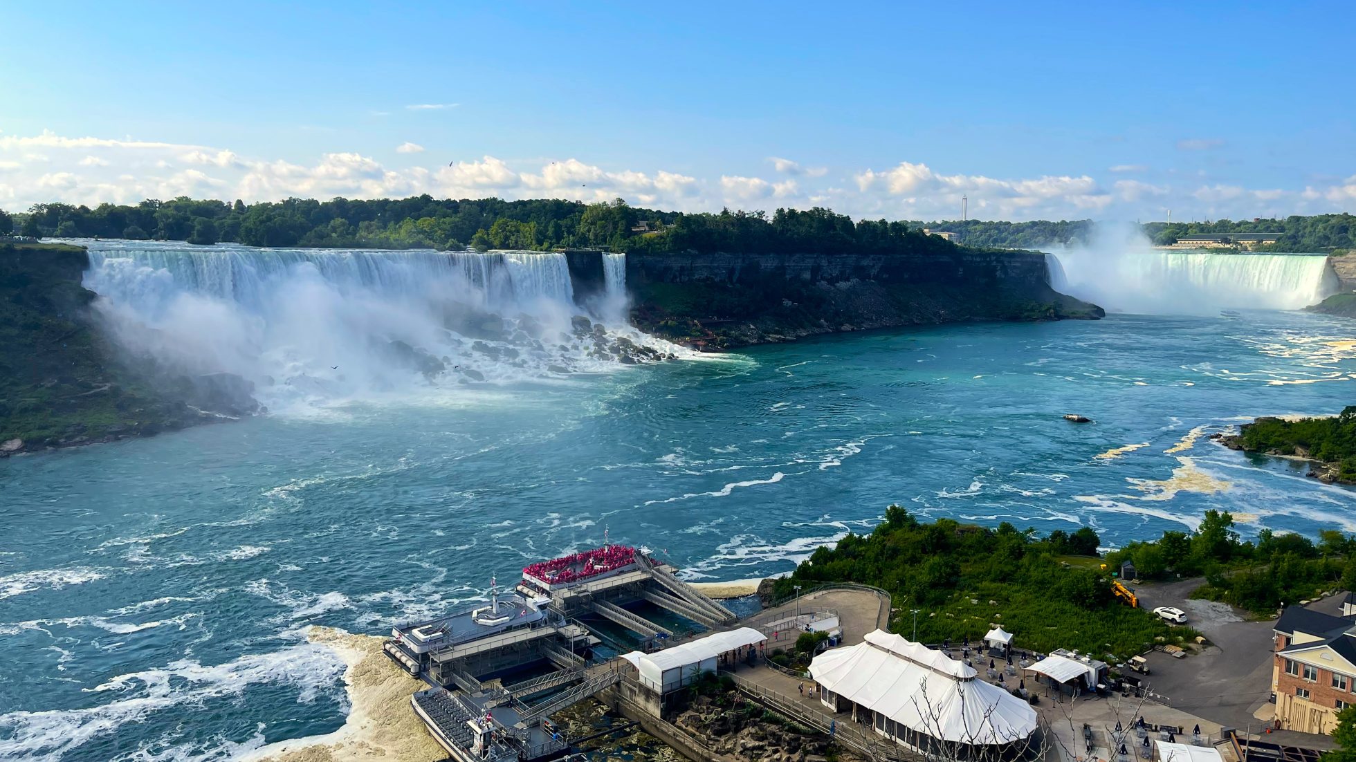 Widok na Wodospady Niagara w słoneczny dzień