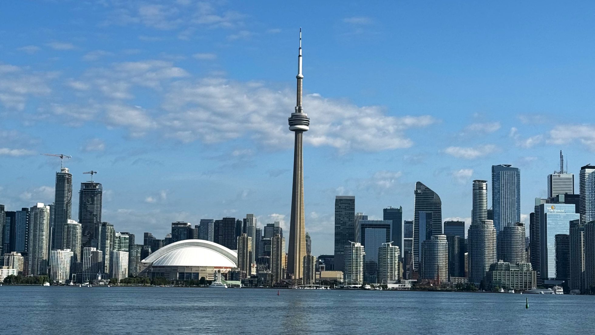 Panoramiczny widok Toronto w słoneczny dzień