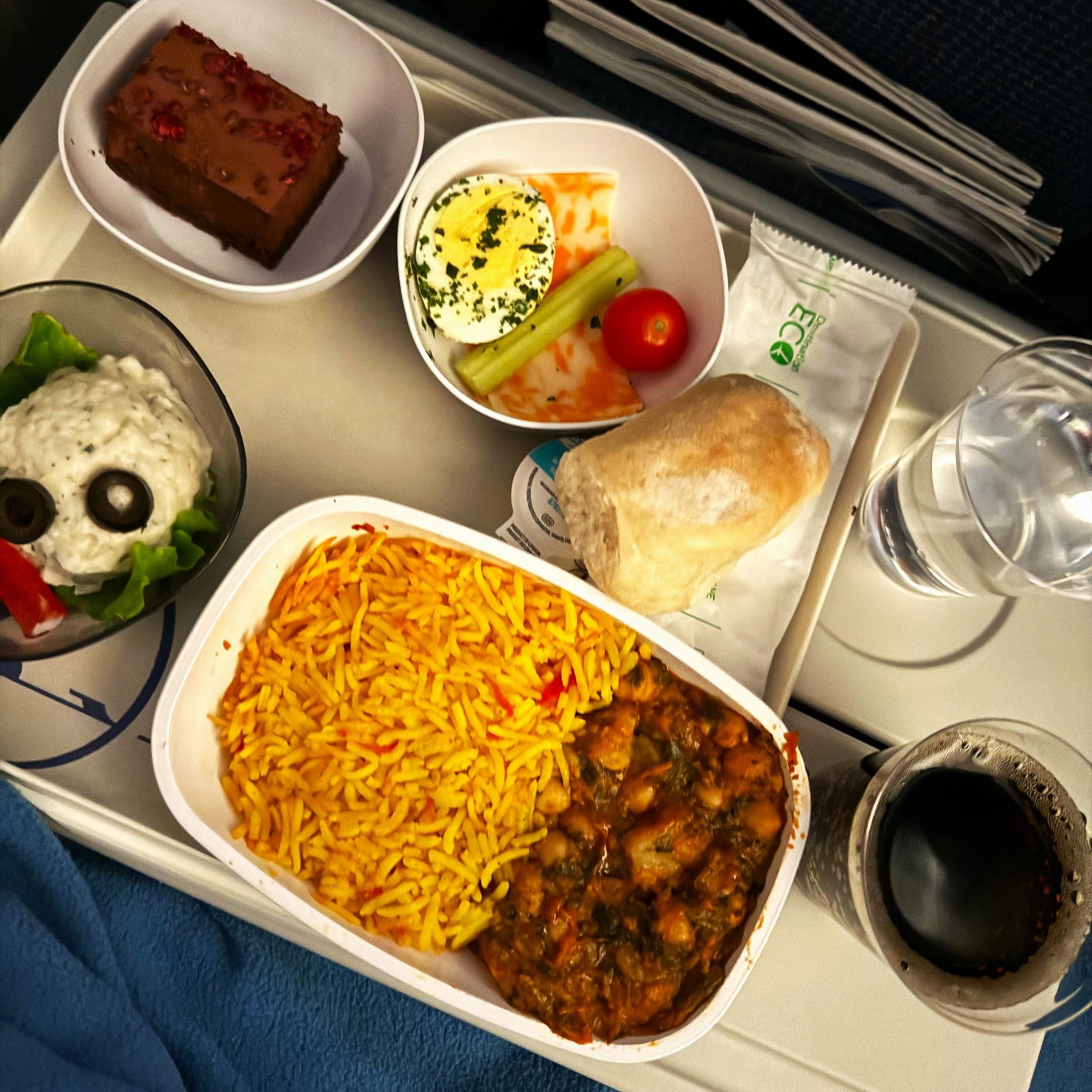 Posiłek w klasie ekonomicznej LOT na pokładzie samolotu 787 Dreamliner