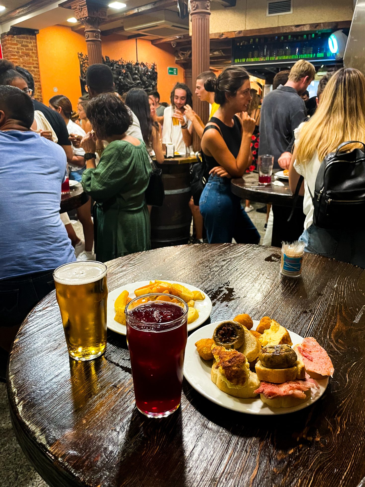 Tapas w jednym z wielu tętniących życiem barów