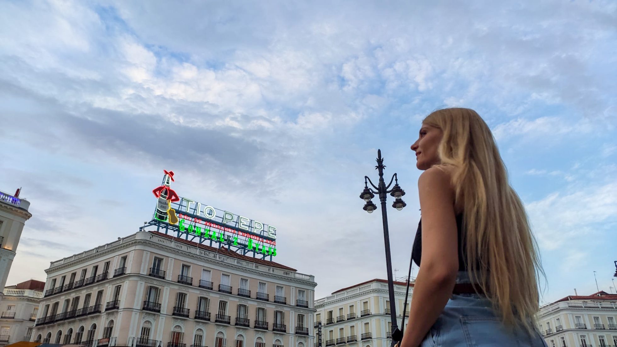 Puerta del Sol w Madrycie o zmroku
