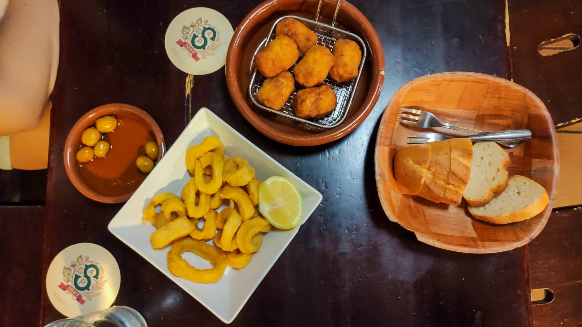 Kobieta jedząca tapas w restauracji w Madrycie.