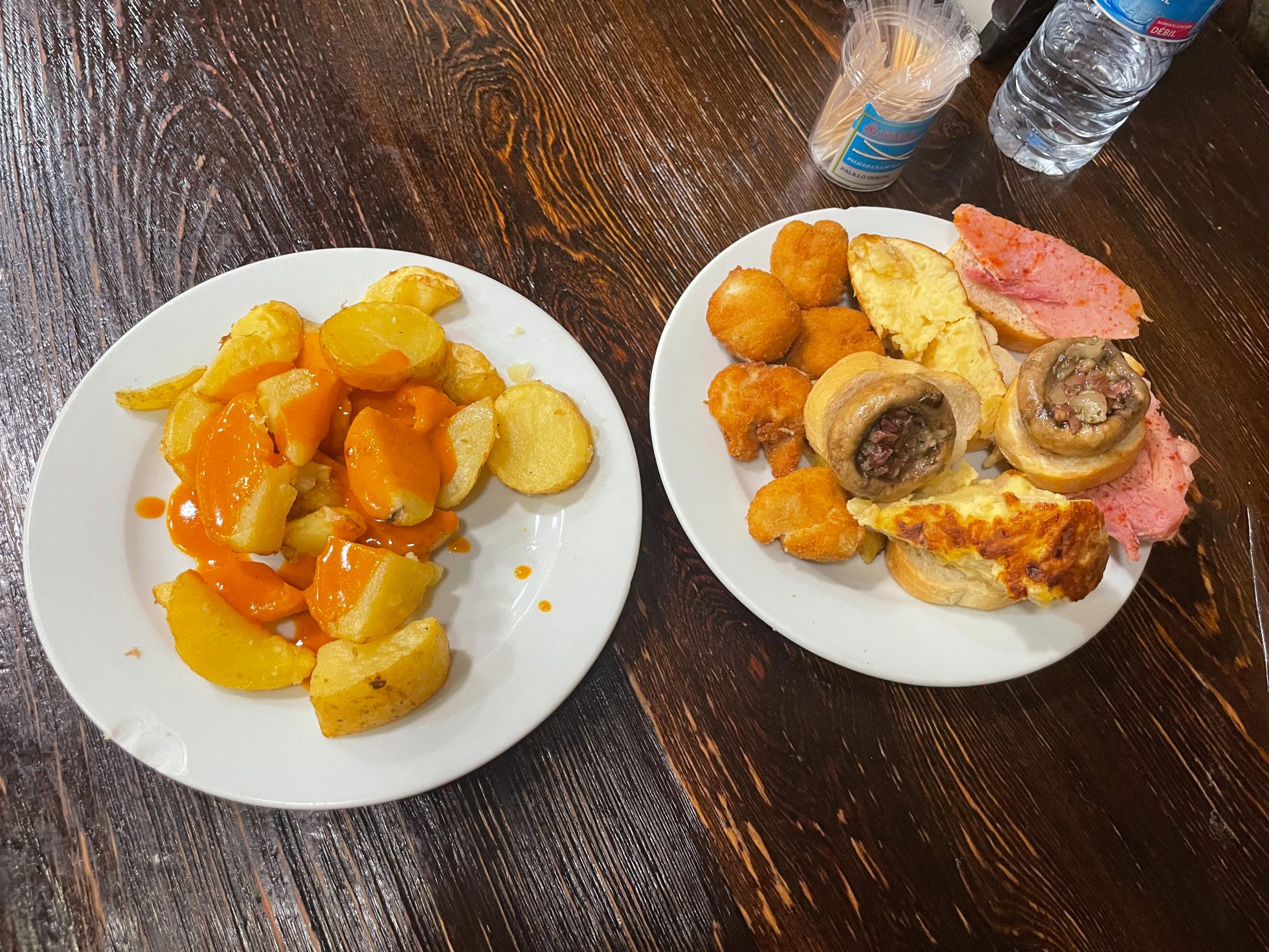 Stół z jedzeniem w restauracji w Madrycie.