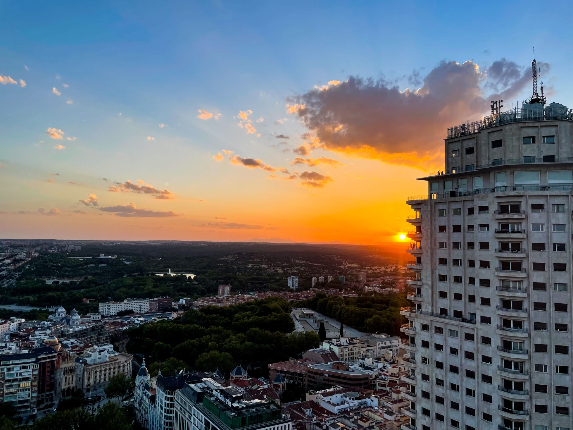 Kobieta na dachu budynku z widokiem na miasto.