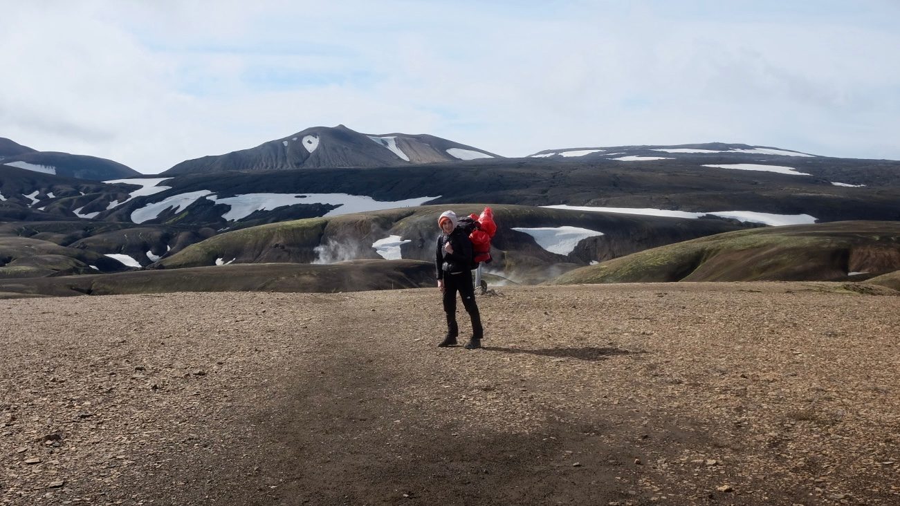 Anna z plecakiem na tle gór na trasie Laugavegur
