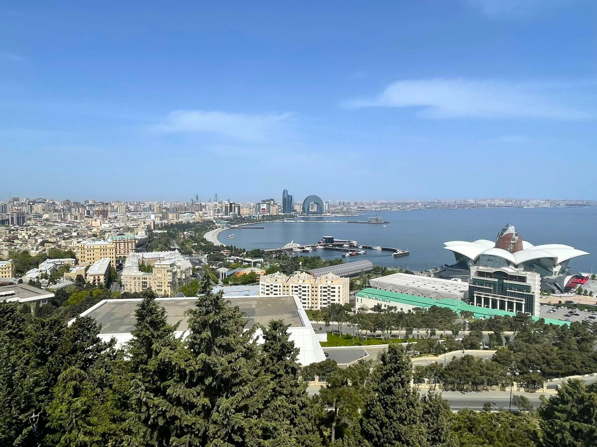 Panorama Baku w słoneczny dzień