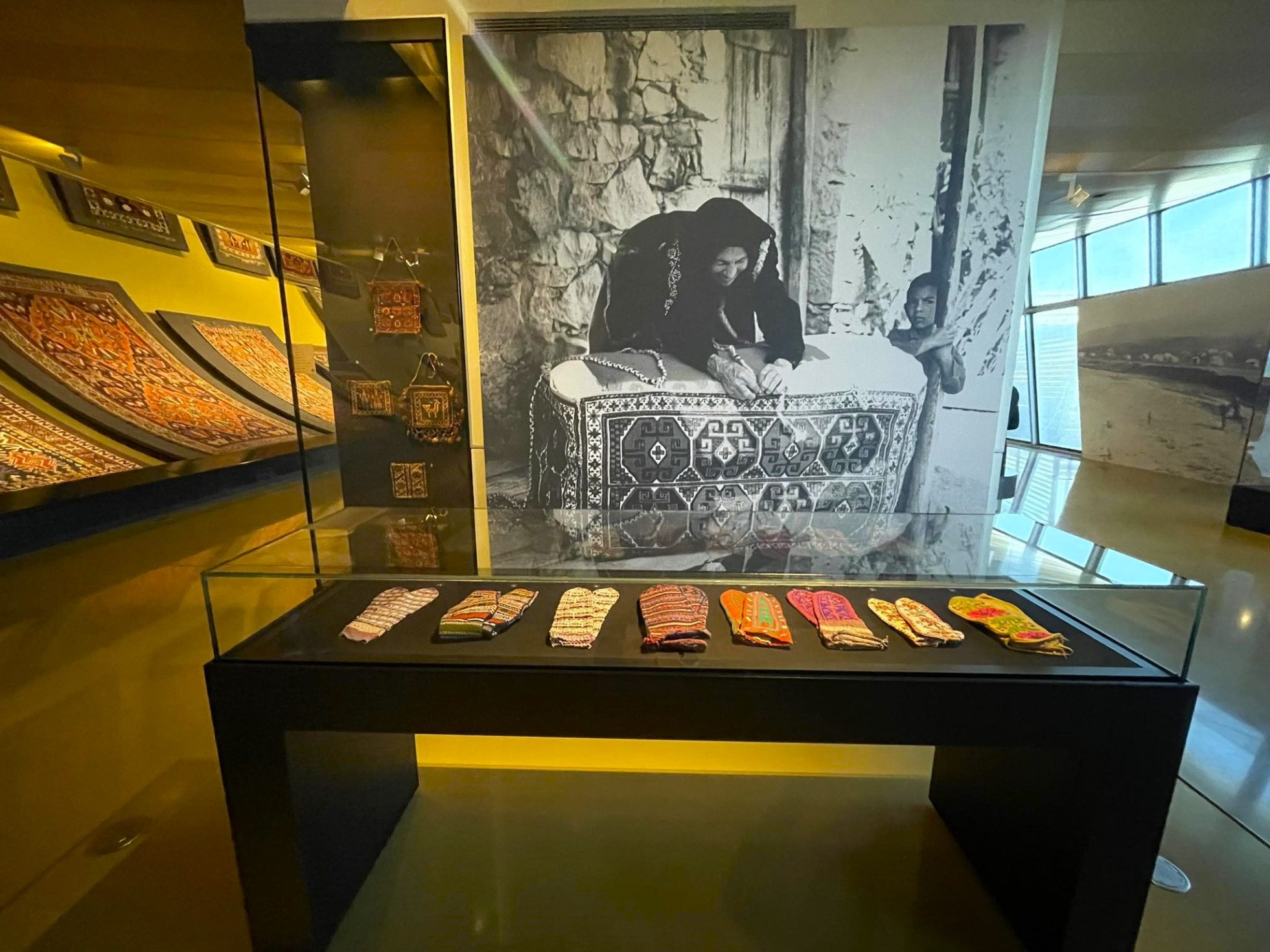 Muzeum dywanów z widokiem na zabytkowe eksponaty.