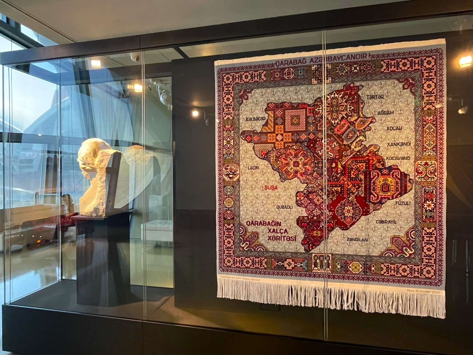 W budynku Narodowego Muzeum Dywanów.