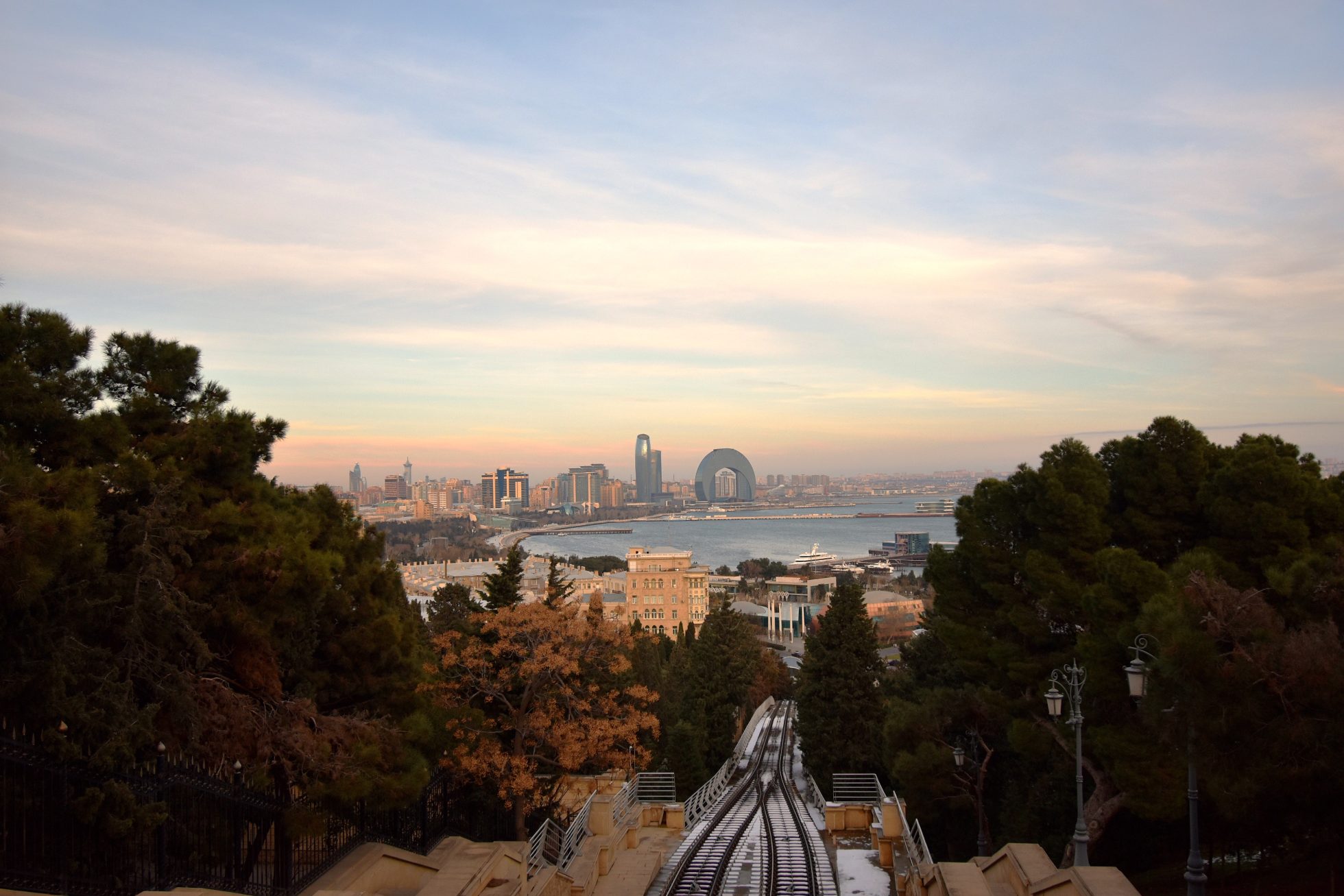 Wieczorna panorama Baku i nowoczesne budynki z punktu widokowego.