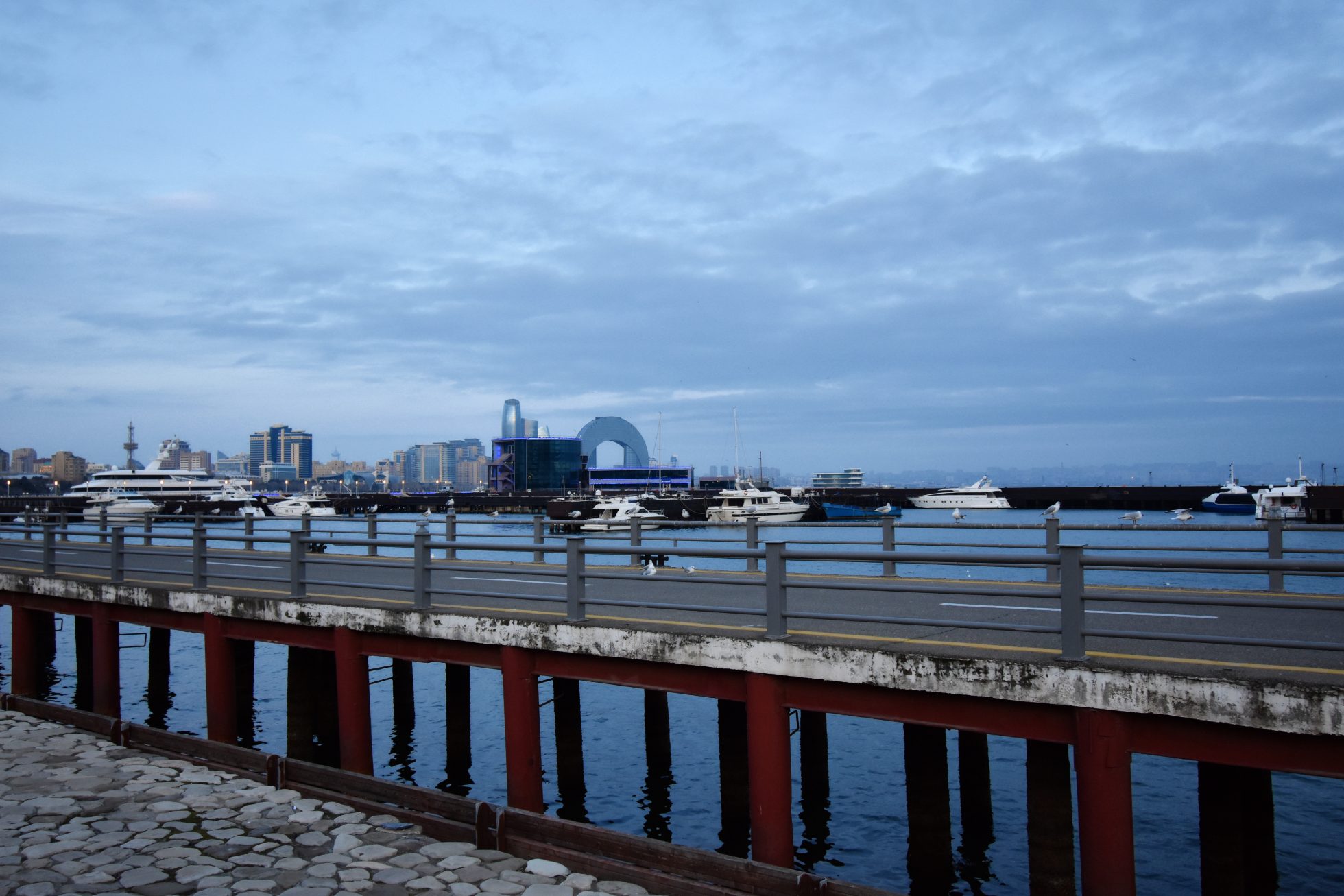 Widok na port morski i panoramę Baku, Azerbejdżan.