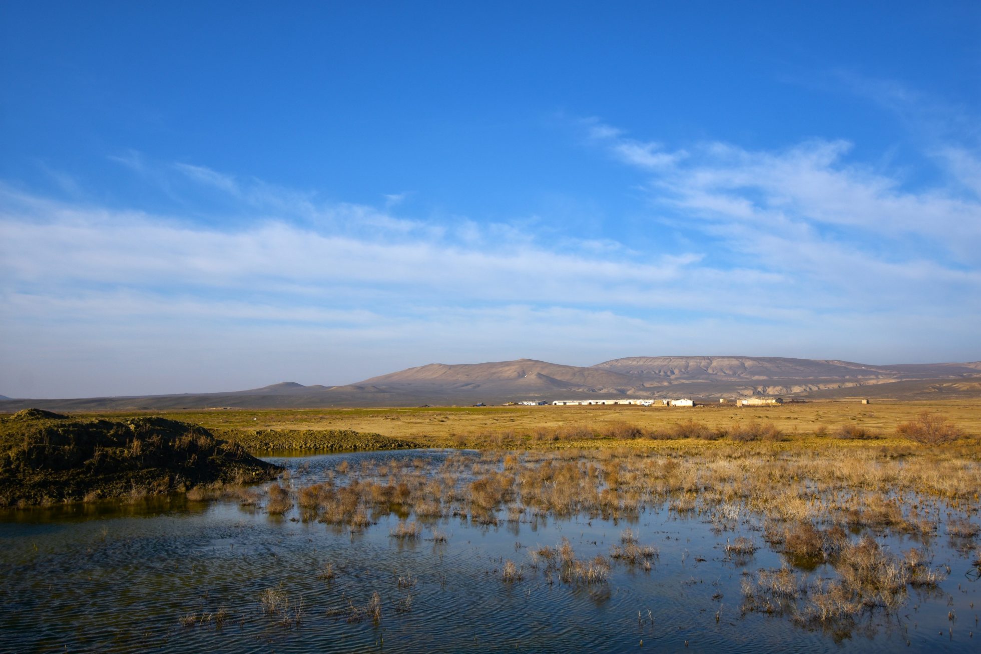 Panorama jezior, pól i gór w Azerbejdżanie.