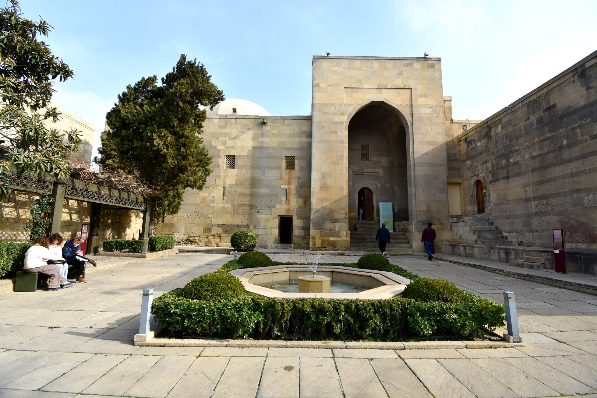 Stare budynki i fontanna w Baku