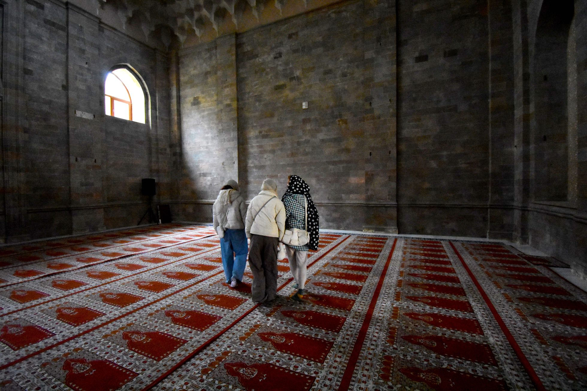 Kobiety wewnątrz świątyni w Baku, Azerbejdżan