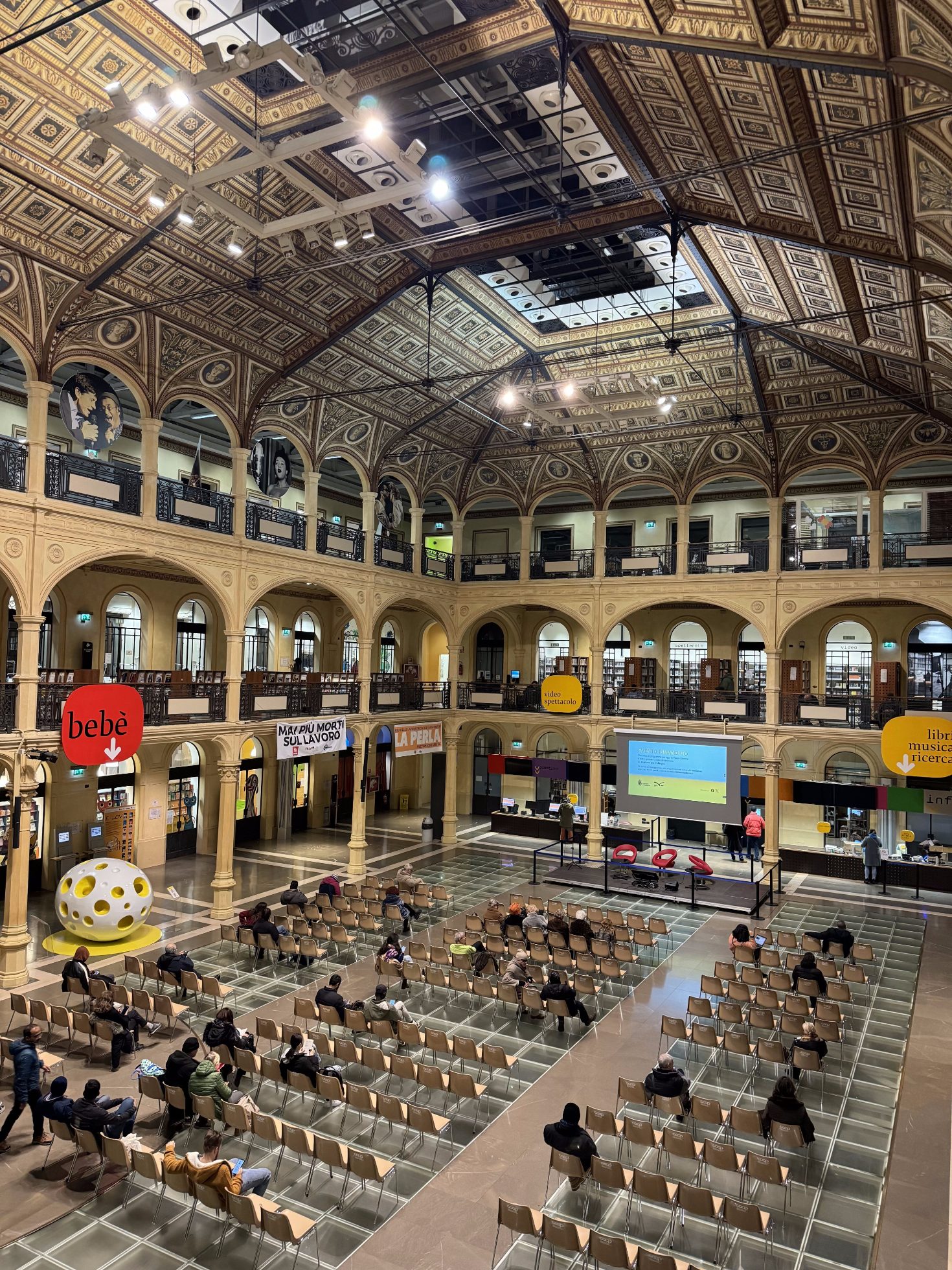 Budynek Biblioteki Salaborsa w Bolonii
