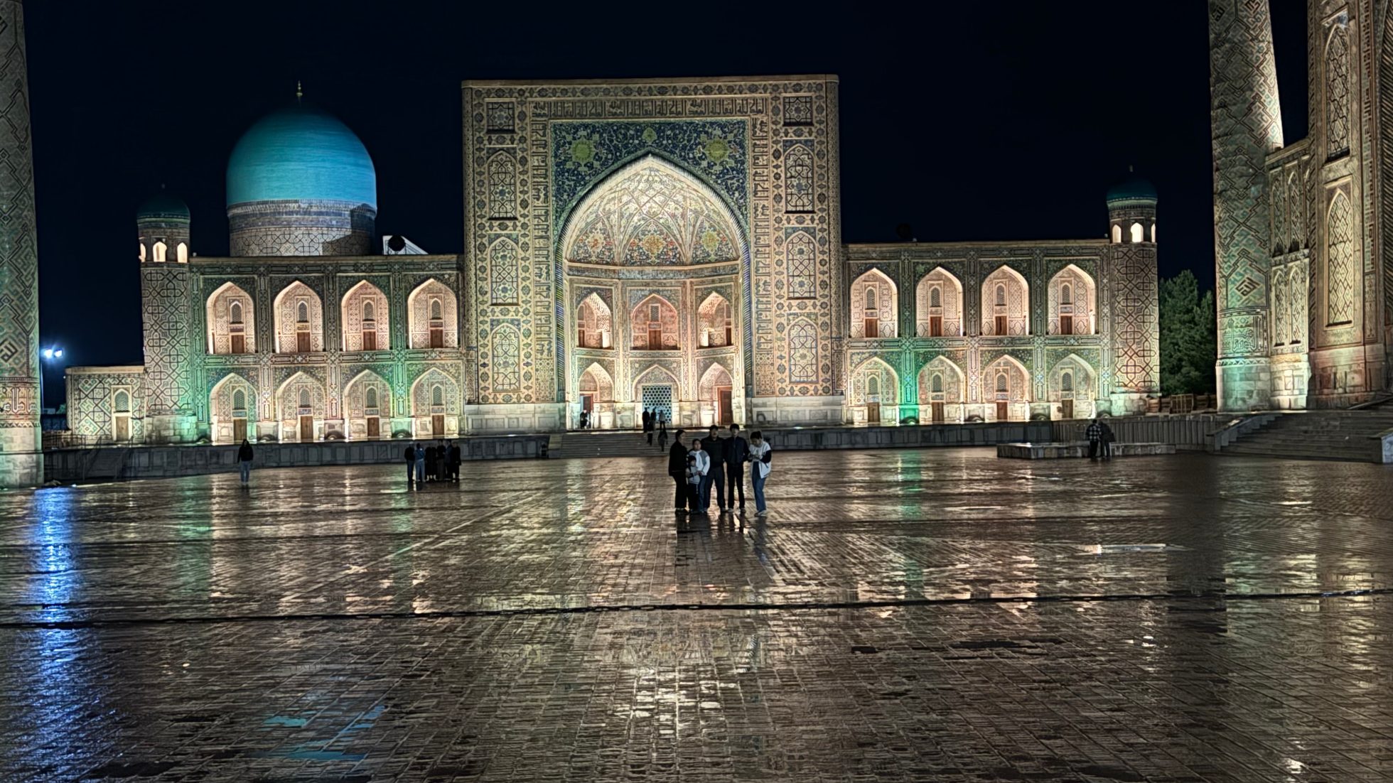 Plac Registan w nocy w Samarkandzie