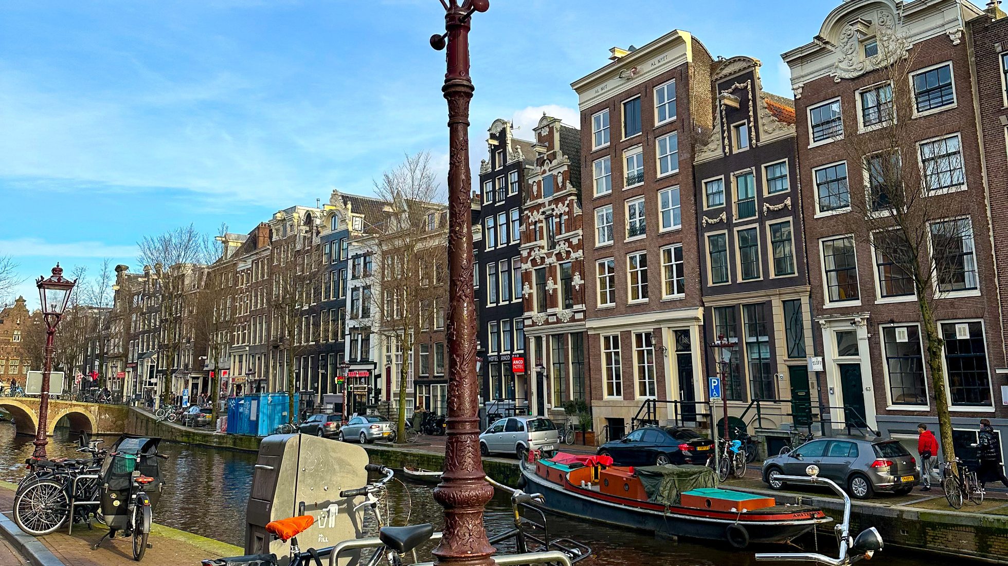 Zabudowa Amsterdamu - kolorowe budynki