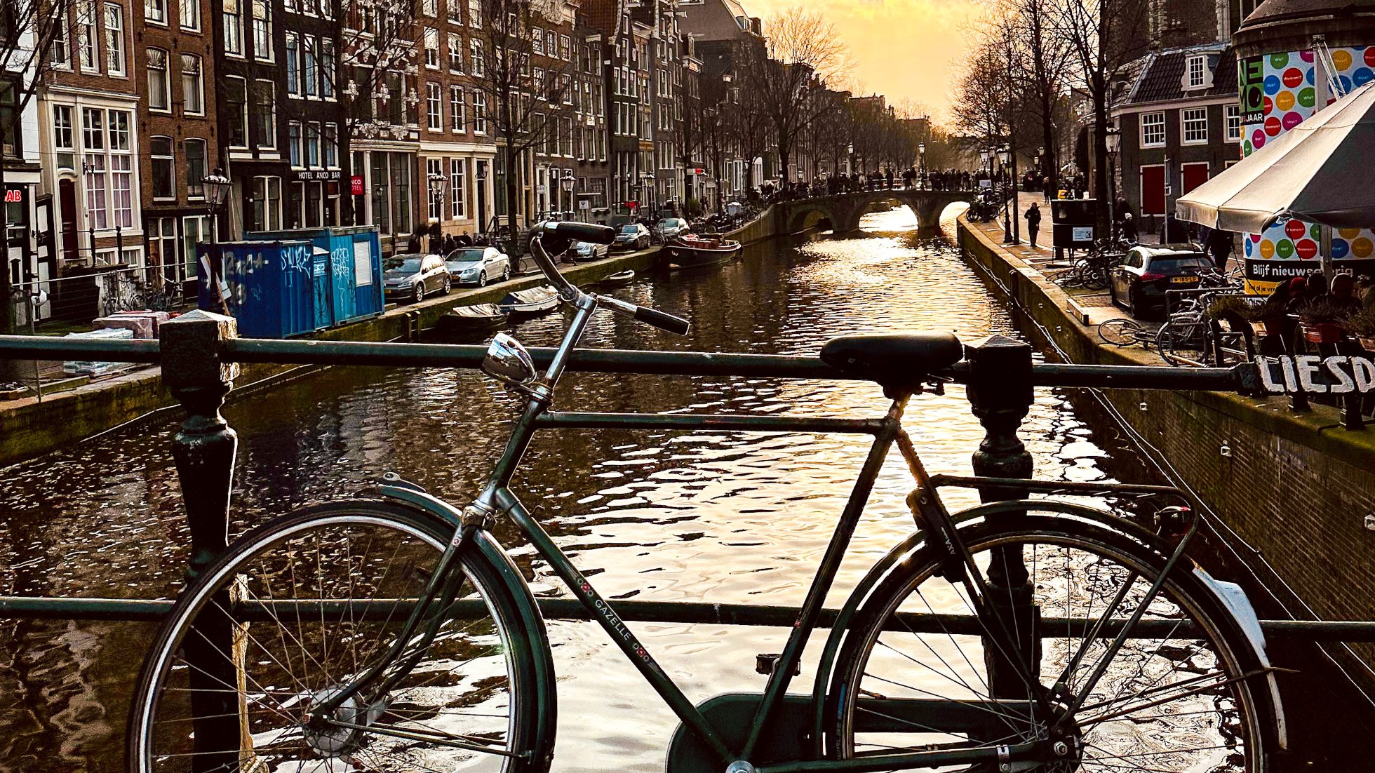 Rower zaparkowany na moście w Amsterdamie