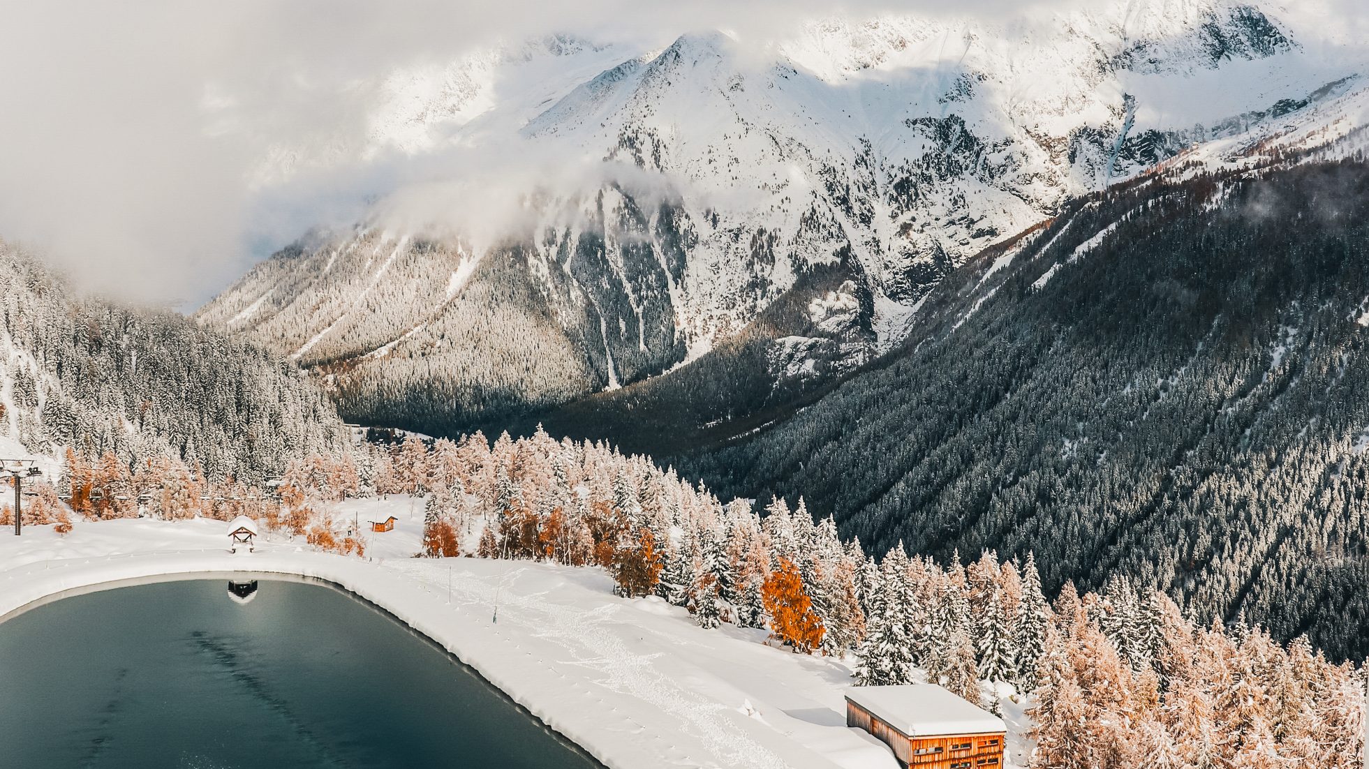 Ośnieżony stok narciarski w Alpach - Chamonix
