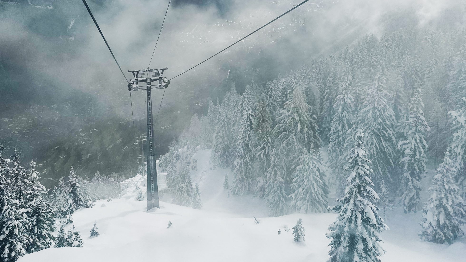 Ośnieżony stok narciarski w Alpach - Chamonix