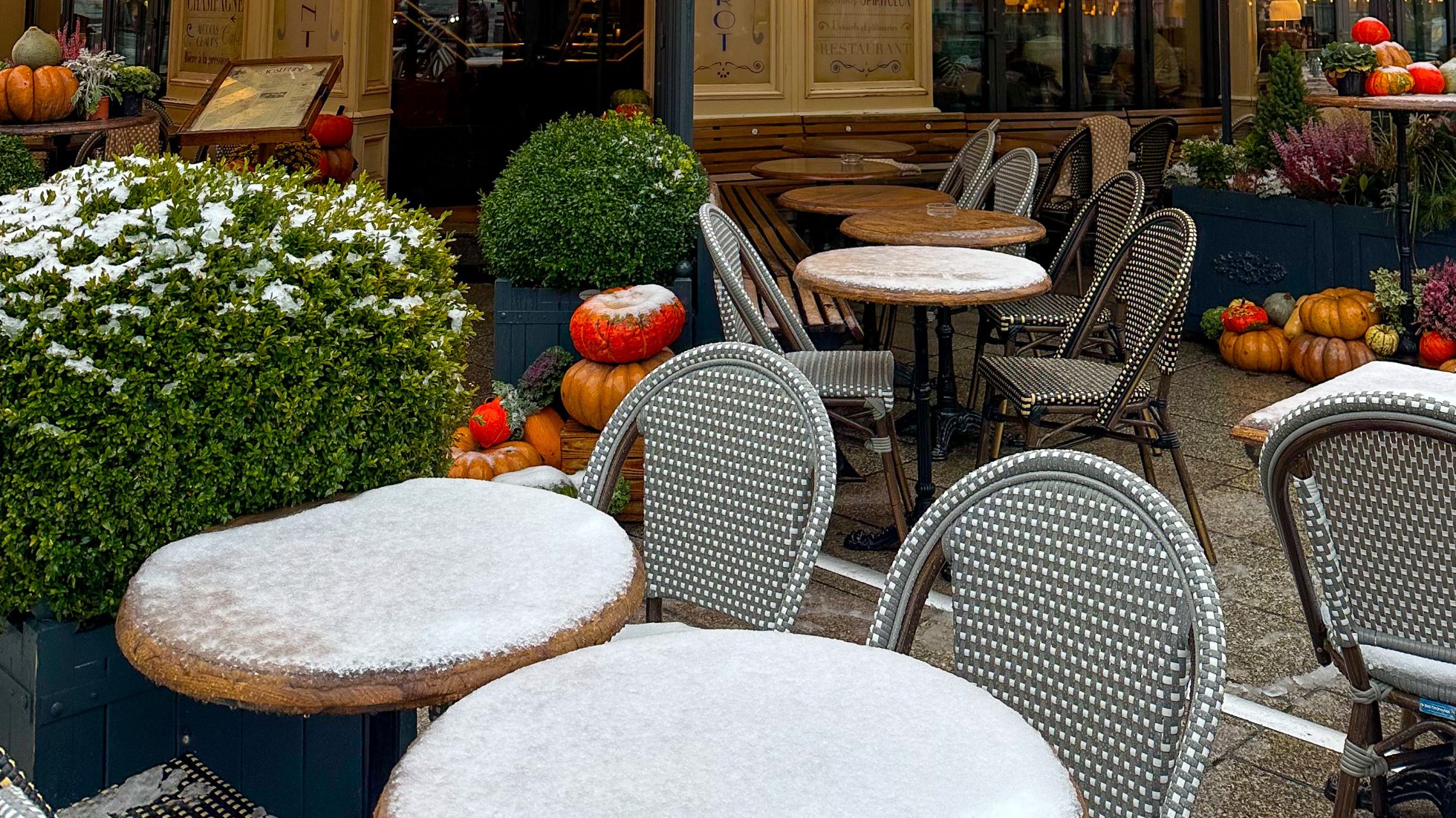 Restauracja z ośniezonymi stolikami w Chamonix
