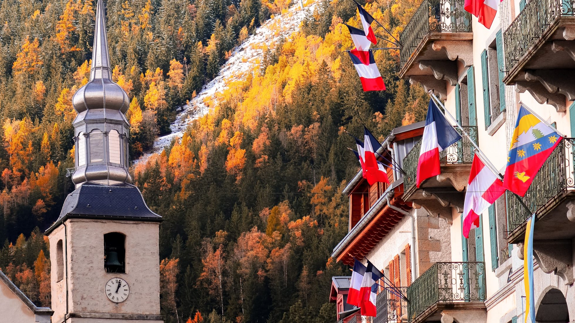 Alpesjkie miasto Chamonix na tle Alp