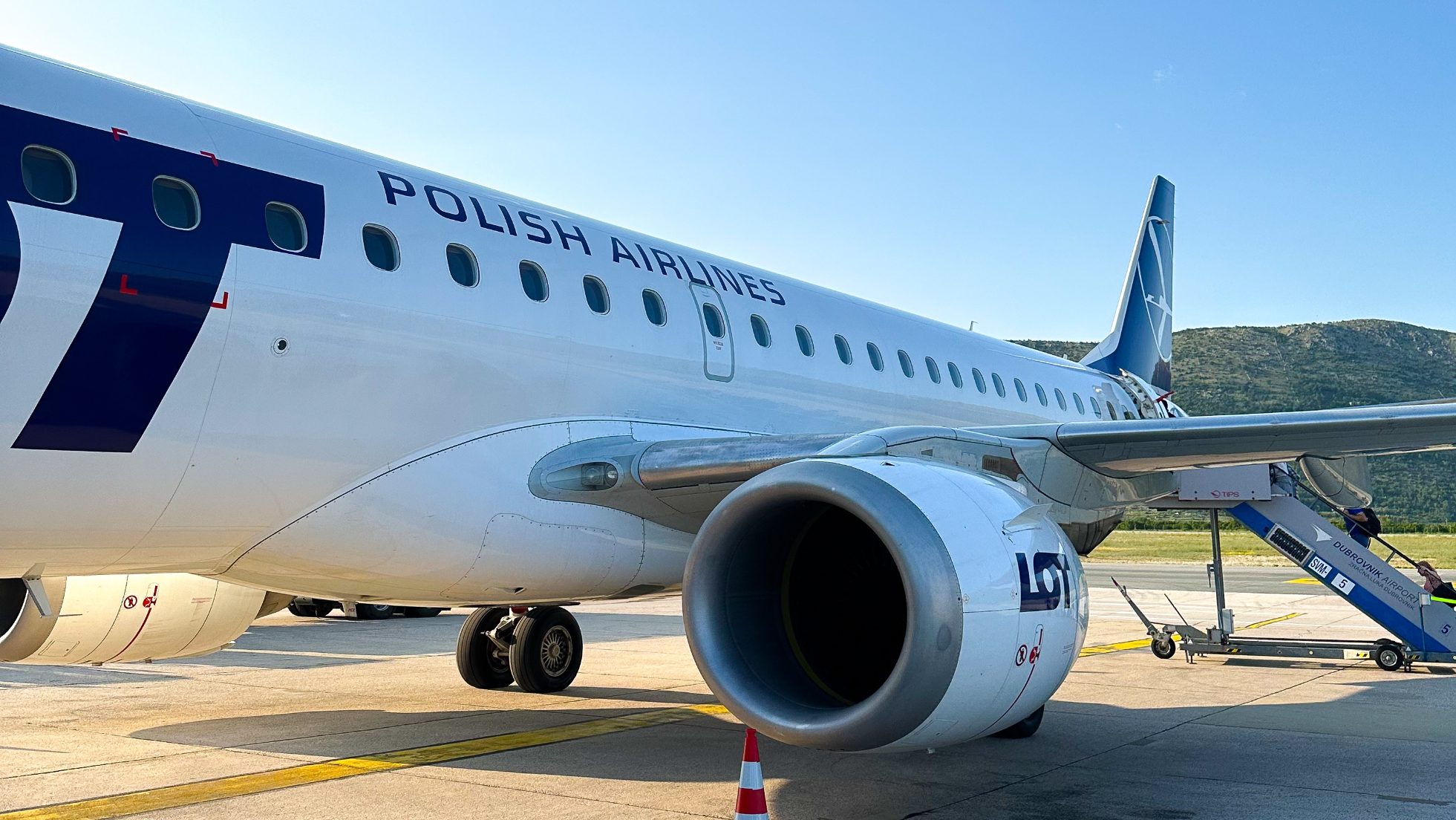Samolot Embraer 195 na lotnisku w Dubrowniku