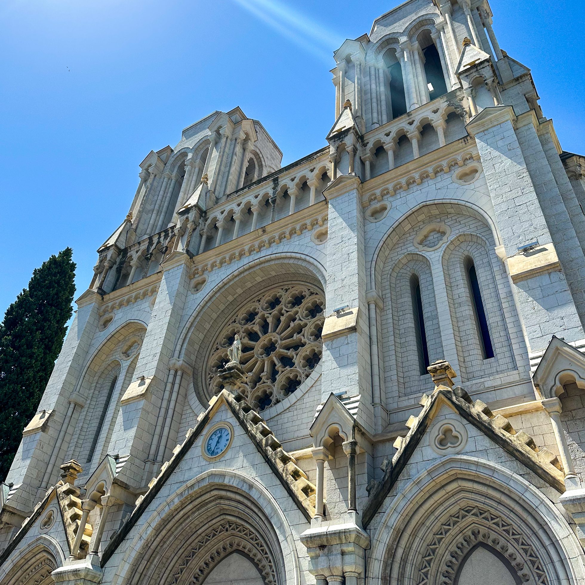 Bazylika Notre Dame De Nice w bezchmurny dzień