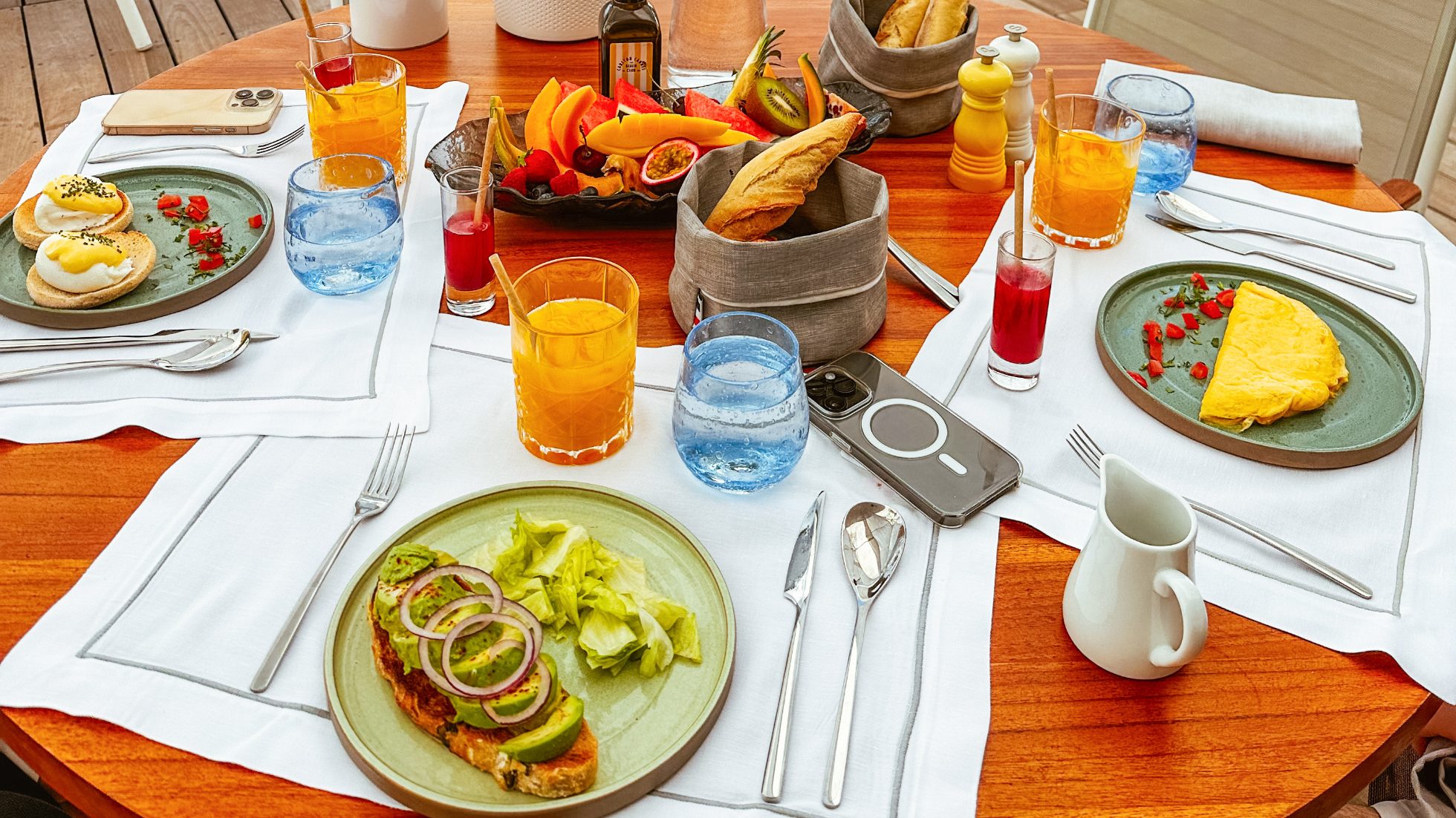 śniadanie w Nicei - jajka, omlet oraz kanapka z awokado