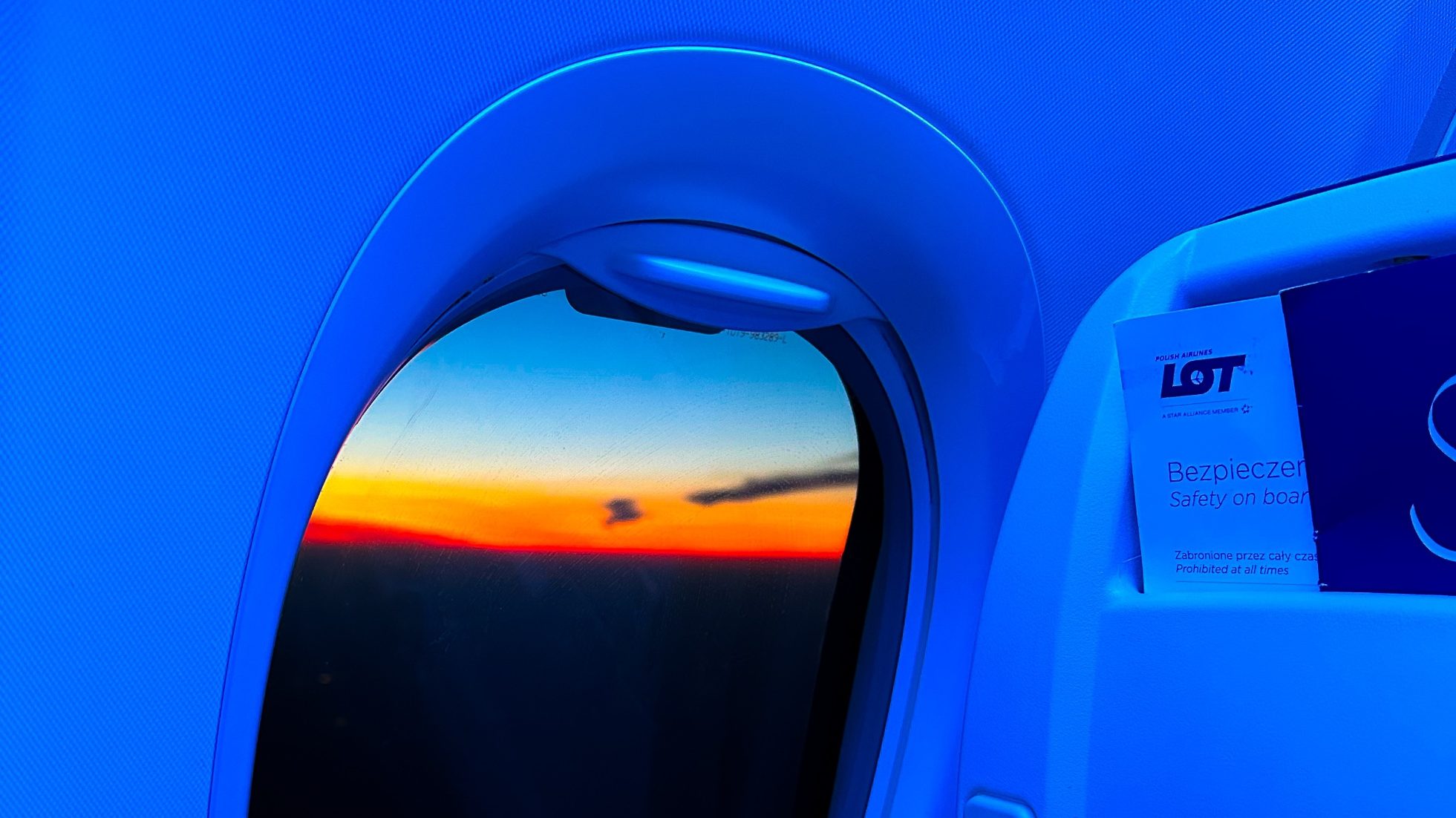 widok na zachód słońca z okna samolotu Boeing 737 MAX 8 