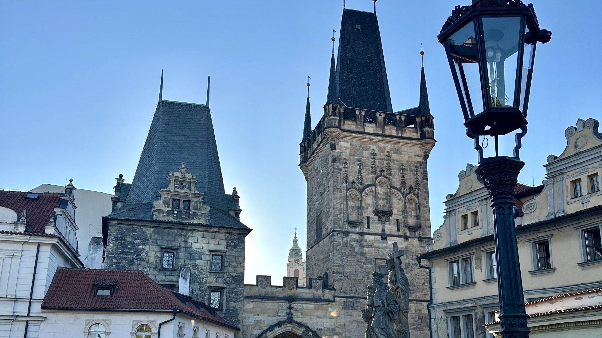 Widok na Most Karola i Hradczany w Pradze.