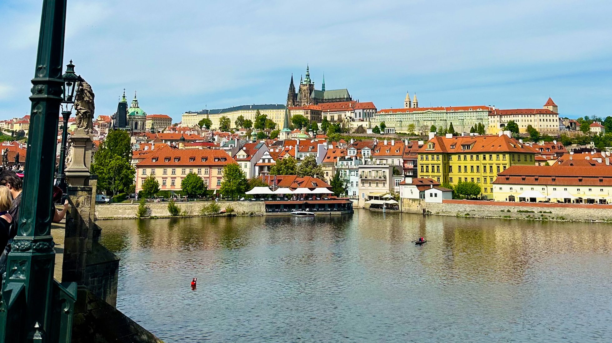 Widok na Most Karola i Stare Miasto w Pradze.