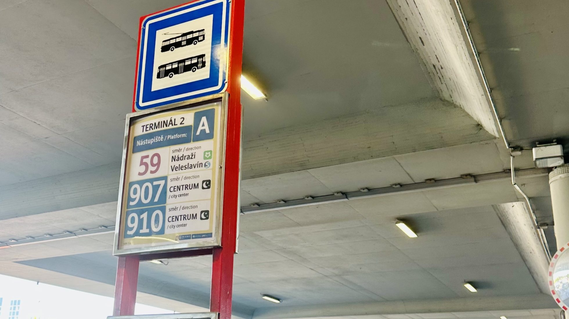 Zdjęcie przystanku tramwajowego w Pradze
